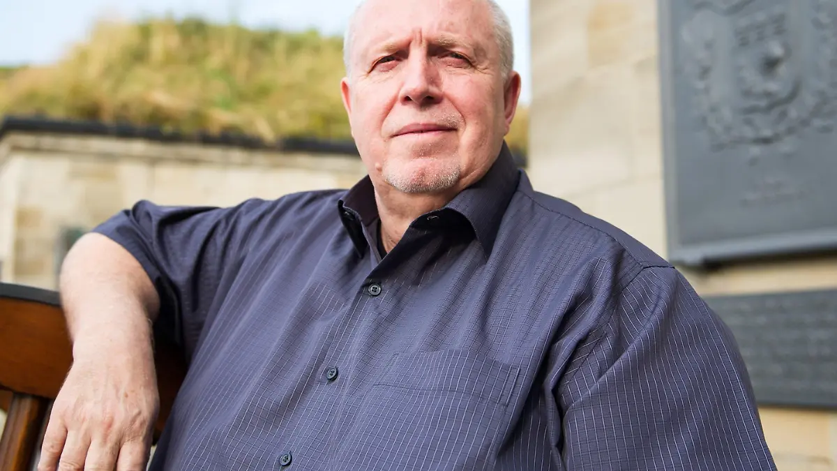 ARCHIV - 17.07.2013, Saarland, Saarlouis: Reiner Calmund steht vor dem Stadtwappen von Saarlouis. Der ehemalige Fußballmanager und TV-Entertainer Reiner Calmund (71) hält sich mit einem Gerät fit, dessen Technologie von der Nasa für Astronauten entwickelt wurde. (zu dpa: "Reiner Calmund hält sich mit Fitnessgerät mit Astronauten-Technik fit") Foto: Oliver Dietze/dpa +++ dpa-Bildfunk +++