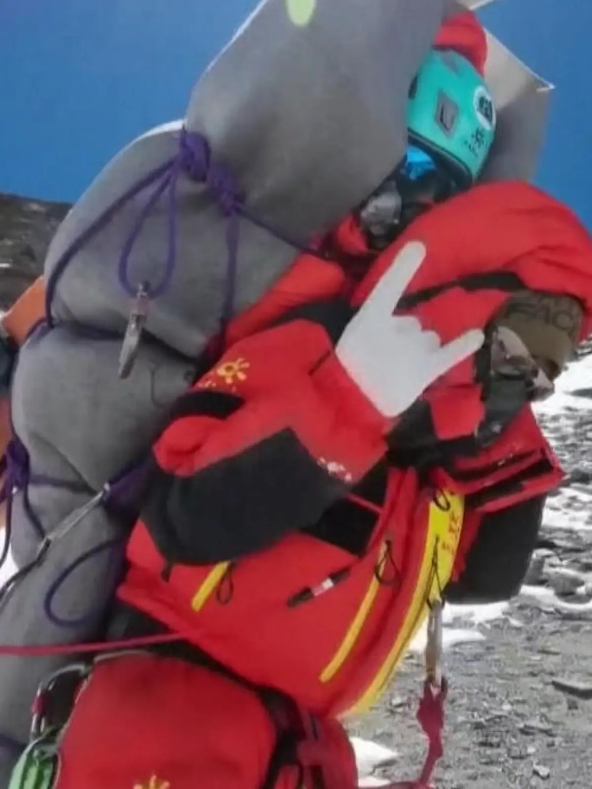 Ein Bergsteiger sitzt verletzt in der Todeszone am Mount Everest. Sherpa Gelje findent ihn, trägt ihn auf dem Rücken zurück ins Lager und rettet ihm so das Leben. Doch der Gerettete bedankt sich nicht mal.