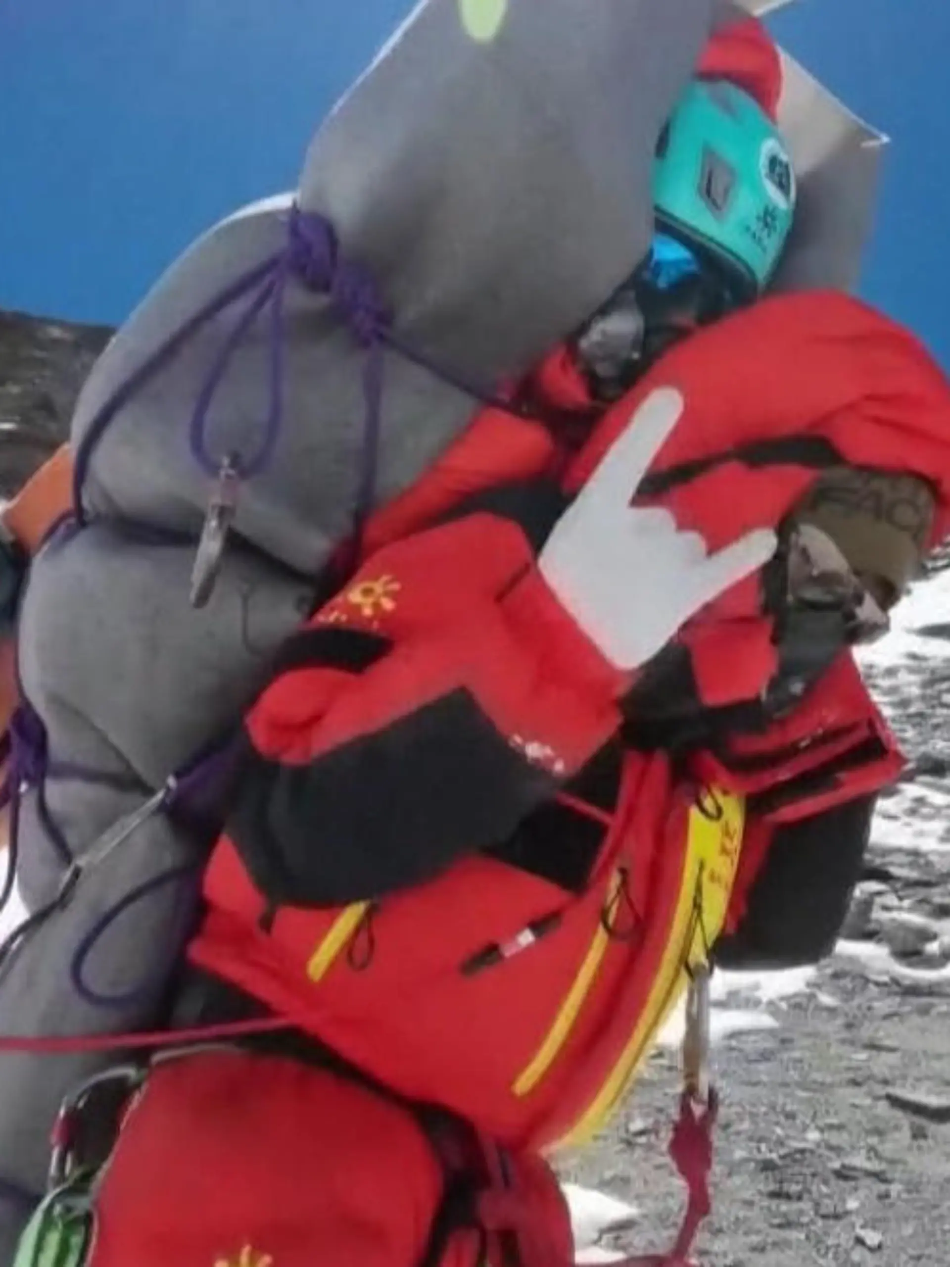 Ein Bergsteiger sitzt verletzt in der Todeszone am Mount Everest. Sherpa Gelje findent ihn, trägt ihn auf dem Rücken zurück ins Lager und rettet ihm so das Leben. Doch der Gerettete bedankt sich nicht mal.