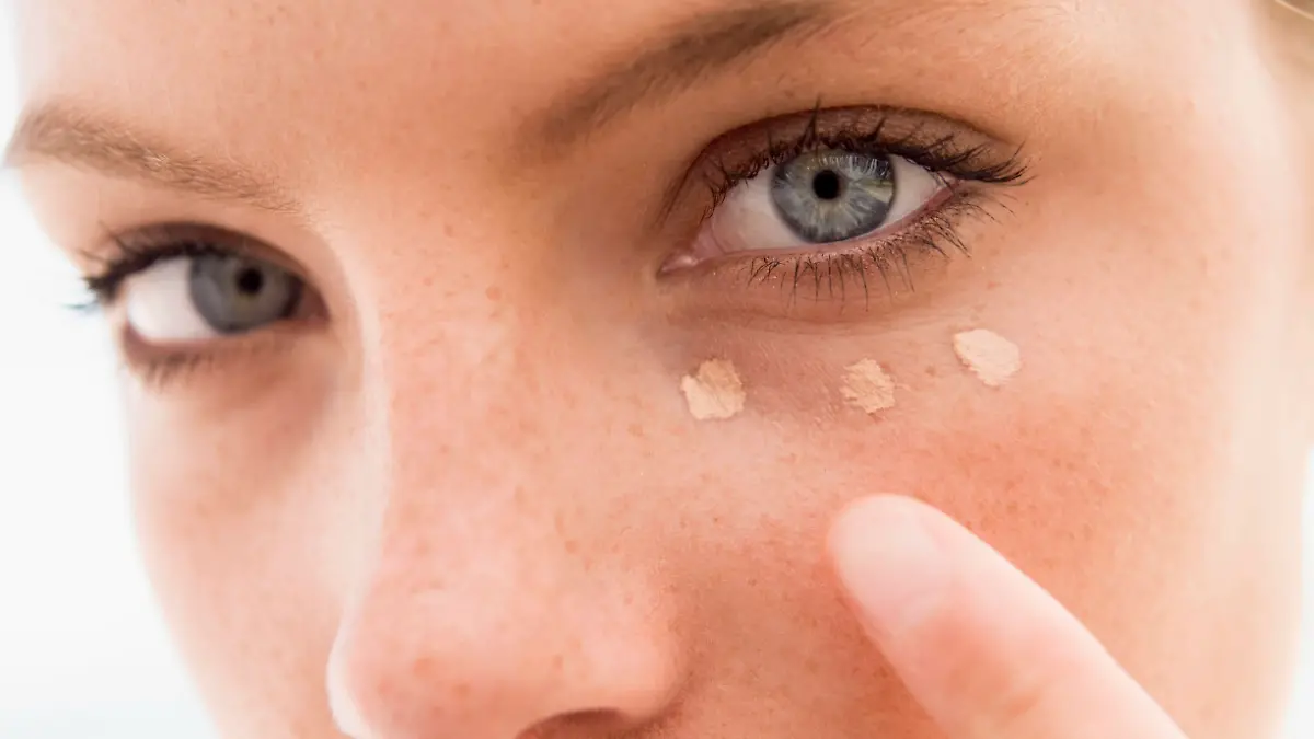 Close up of woman putting on concealer Copyright: xMonkeyxBusinessxImagesx/xDesignxPicsx , 30317313 PUBLICATIONxINxGERxSUIxAUTxONLY Copyright: MonkeyxBusinessxImagesx/xDesignxPics 30317313