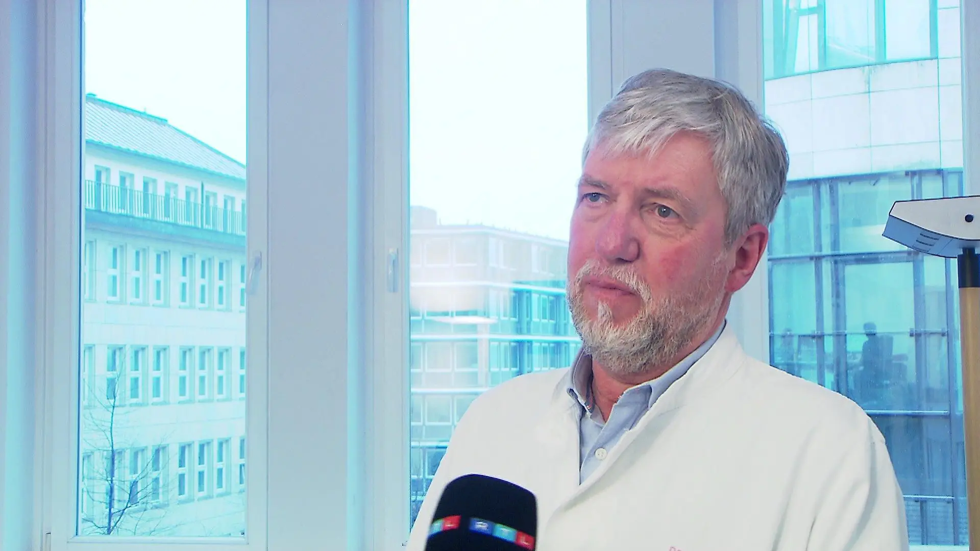 Virologe Dr. Thomas Fenner warnt vor Überbelastung in den Corona-Text-Laboren.