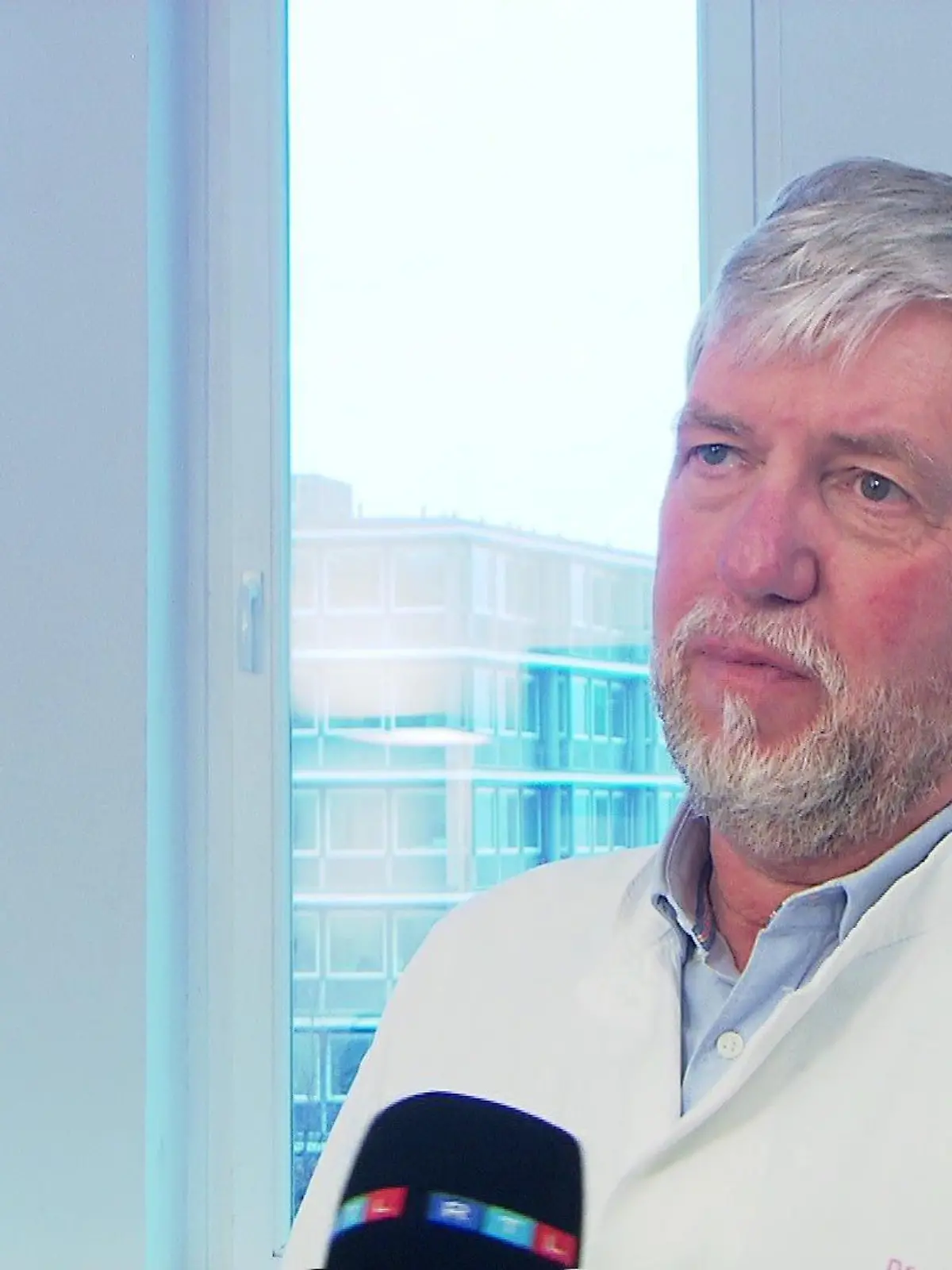 Virologe Dr. Thomas Fenner warnt vor Überbelastung in den Corona-Text-Laboren.
