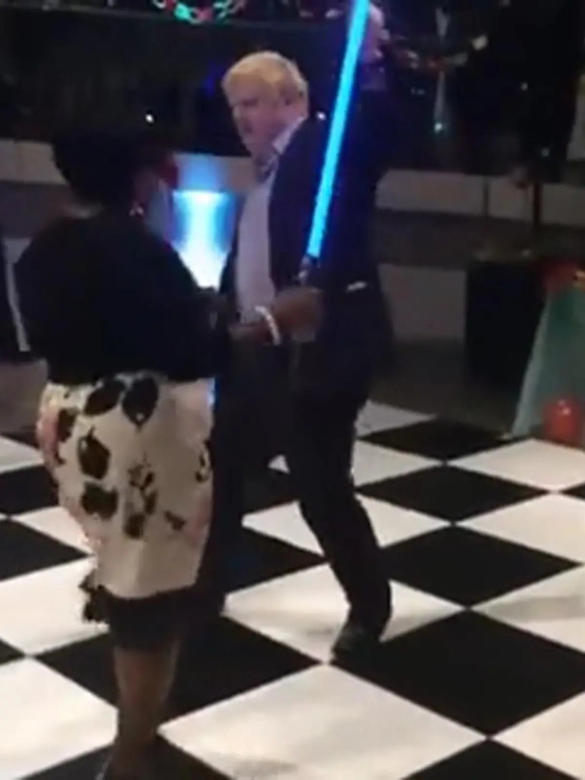 Dieses Mal ist’s keine Lockdown-Party! Sondern eine ganz normale Weihnachtsfeier – lange vor der Pandemie. Das Video stammt aus dem Jahr 2013, damals war Boris Johnson noch Bürgermeister von London. Ein User hat’s nun bei Twitter aus dem Archiv gekramt und neu hochgeladen.
