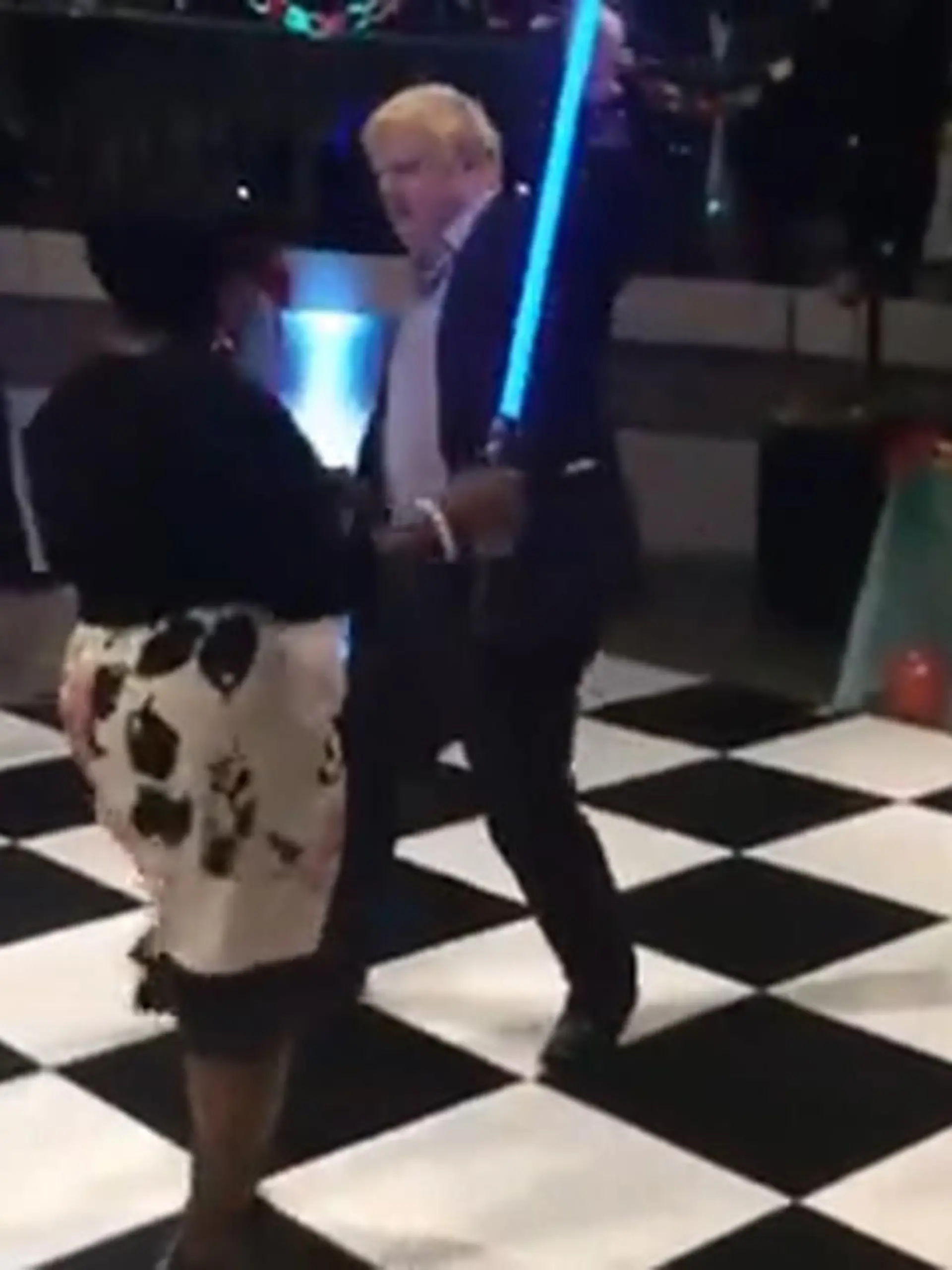 Dieses Mal ist’s keine Lockdown-Party! Sondern eine ganz normale Weihnachtsfeier – lange vor der Pandemie. Das Video stammt aus dem Jahr 2013, damals war Boris Johnson noch Bürgermeister von London. Ein User hat’s nun bei Twitter aus dem Archiv gekramt und neu hochgeladen.