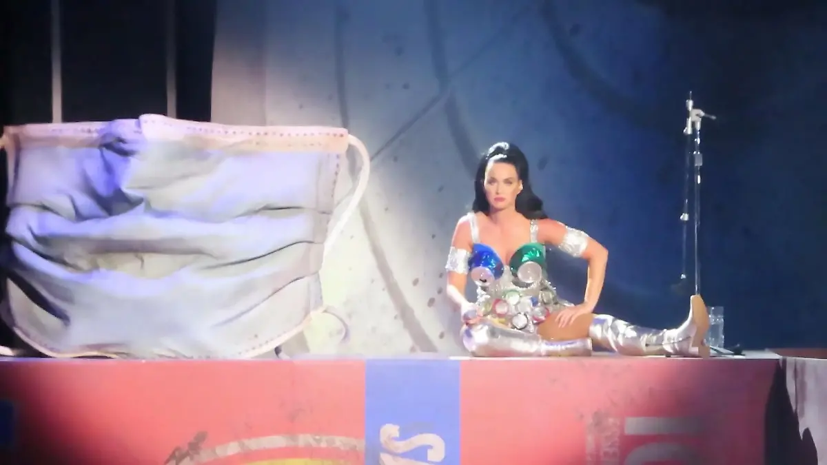 Katy Perry zapft Bier aus ihrem BH Kuriose Showeinlage