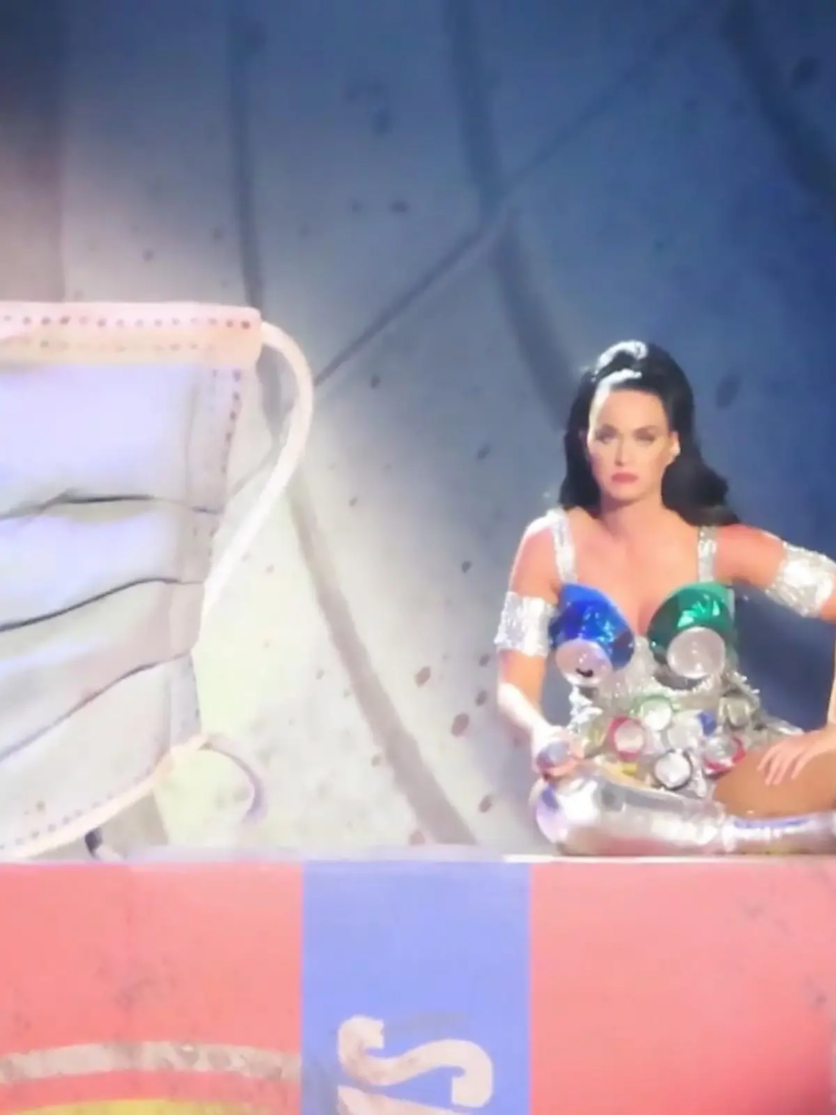 Bild zu: "Katy Perry zapft Bier aus ihrem BH"