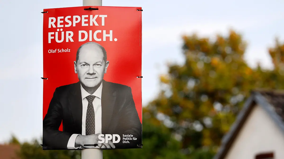 Ein Wahlplakat der SPD zur Bundestagswahl 2021 mit dem Spitzenkandidaten Olaf Scholz und dem Slogan 'Respekt für Dich.' In jüngsten Umfragen zieht der Kanzlerkandidat Olaf Scholz am Kandidaten der Union Armin Laschet vorbei und kann sich beste Chancen auf das Kanzleramt ausrechnen. Frechen, 25.08.2021