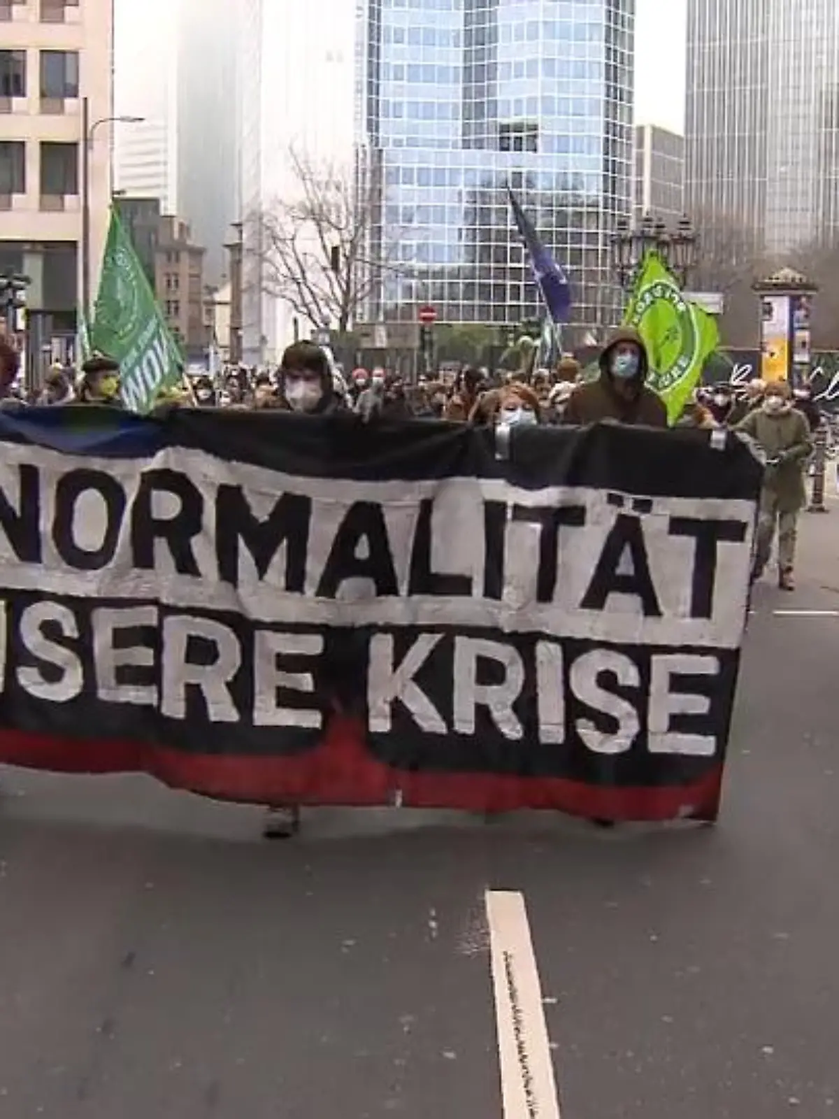 Bereits am Dienstag machten die Umweltaktivisten des „Koala-Kollektivs“ in der Frankfurter City auf sich aufmerksam und demonstrierten gegen den Vorschlag der EU-Kommission, Atomenergie und Erdgas als nachhaltige Energielieferanten zu klassifizieren. Auch die Mitglieder der Fridays for Future-Bewegung möchten das so nicht hinnehmen und sind am Freitag auf die Straße gegangen.