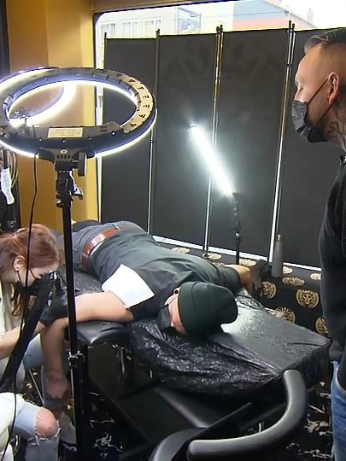 Der Ex-Sträfling Michael Moore eröffnete vor sechs Monaten sein eigenes Tattoo-Studio in Kassel. „Sinner“ also Sünder ist in Großbuchstaben auf Michaels Hals tätowiert und den gleichen Namen trägt jetzt auch sein Tattoo-Studio. Der Familienvater möchte sich bessern und für seine Familie da sein.