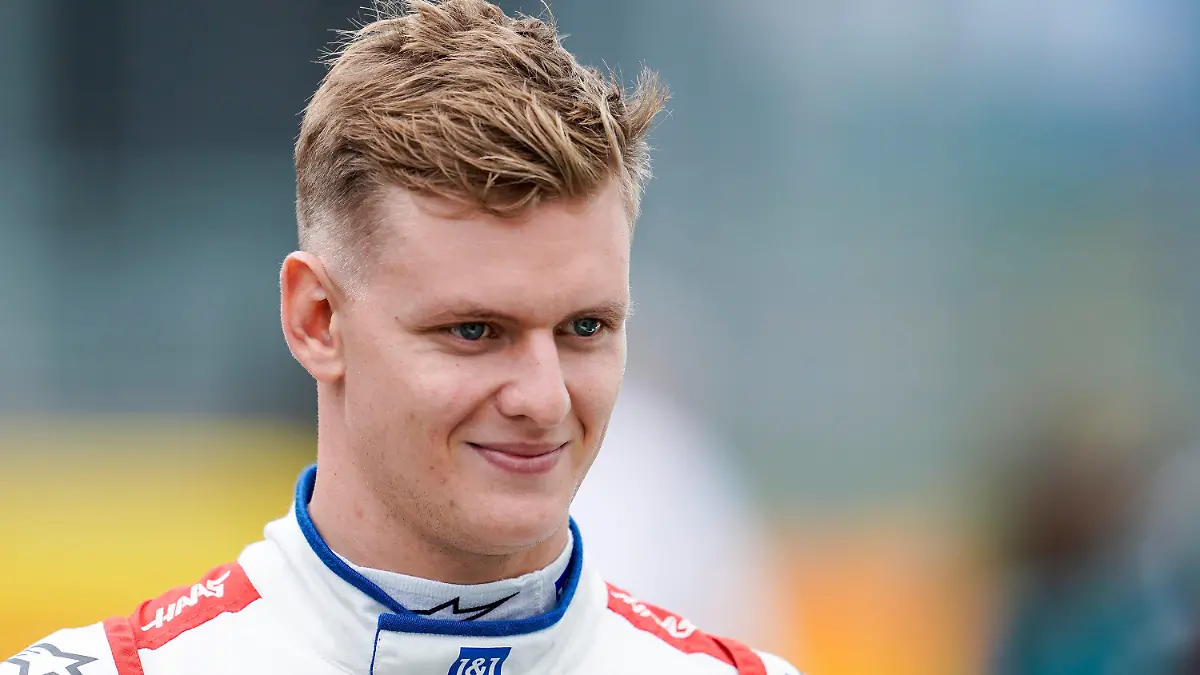 ARCHIV - 15.07.2021, Großbritannien, Towcester: Motorsport: Formel-1-Weltmeisterschaft, vor dem Grand Prix von Großbritannien, Vorbereitungen: Mick Schumacher aus Deutschland vom Team Haas nimmt an der Präsentation des Formel-1-Autos 2022 teil. Mick Schumacher geht mit großen Erwartungen in die kommende Formel-1-Saison. «Ich erhoffe mir einiges. Wir wollen ein konkurrenzfähiges Auto, um regelmäßig im Kampf um Punkte mitzumischen. Dafür müssen wir konstanter sein. Unser Ziel ist es, auch mal im Qualifying im oberen Drittel von Q2 oder sogar unter die Top 10 zu kommen». Foto: James Gasperotti/ZUMA Wire/dpa +++ dpa-Bildfunk +++