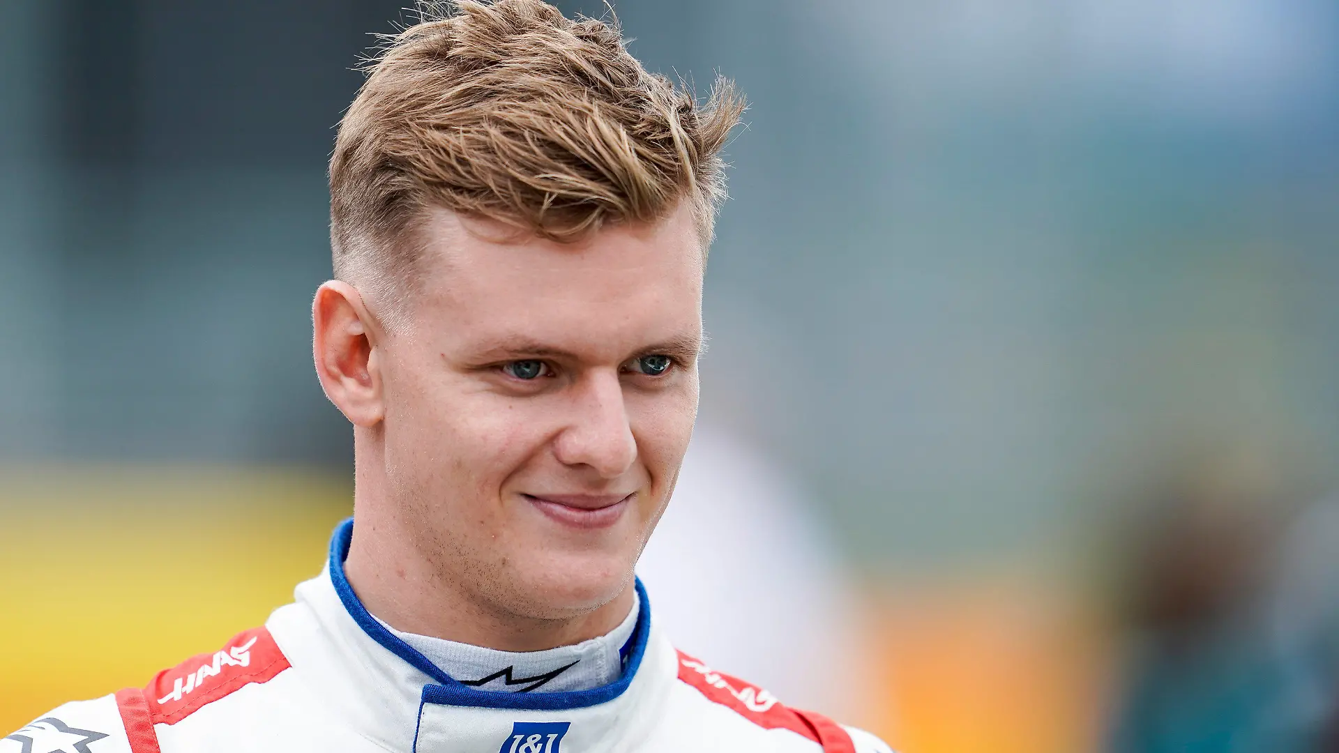 ARCHIV - 15.07.2021, Großbritannien, Towcester: Motorsport: Formel-1-Weltmeisterschaft, vor dem Grand Prix von Großbritannien, Vorbereitungen: Mick Schumacher aus Deutschland vom Team Haas nimmt an der Präsentation des Formel-1-Autos 2022 teil. Mick Schumacher geht mit großen Erwartungen in die kommende Formel-1-Saison. «Ich erhoffe mir einiges. Wir wollen ein konkurrenzfähiges Auto, um regelmäßig im Kampf um Punkte mitzumischen. Dafür müssen wir konstanter sein. Unser Ziel ist es, auch mal im Qualifying im oberen Drittel von Q2 oder sogar unter die Top 10 zu kommen». Foto: James Gasperotti/ZUMA Wire/dpa +++ dpa-Bildfunk +++