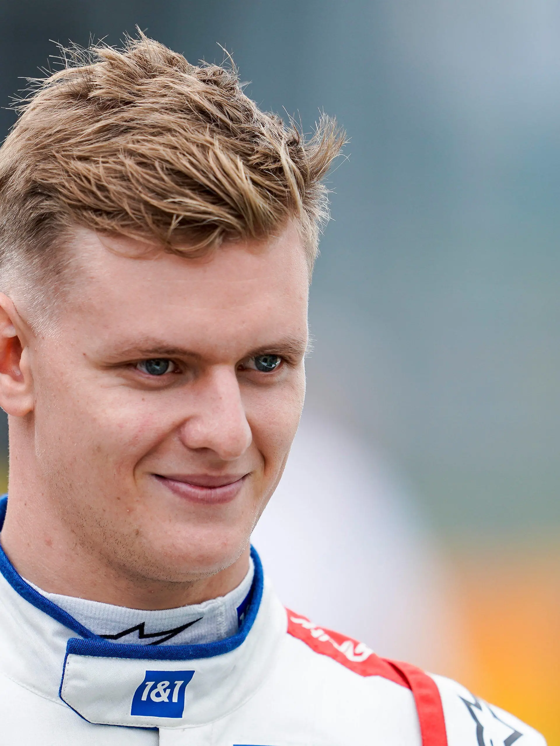 ARCHIV - 15.07.2021, Großbritannien, Towcester: Motorsport: Formel-1-Weltmeisterschaft, vor dem Grand Prix von Großbritannien, Vorbereitungen: Mick Schumacher aus Deutschland vom Team Haas nimmt an der Präsentation des Formel-1-Autos 2022 teil. Mick Schumacher geht mit großen Erwartungen in die kommende Formel-1-Saison. «Ich erhoffe mir einiges. Wir wollen ein konkurrenzfähiges Auto, um regelmäßig im Kampf um Punkte mitzumischen. Dafür müssen wir konstanter sein. Unser Ziel ist es, auch mal im Qualifying im oberen Drittel von Q2 oder sogar unter die Top 10 zu kommen». Foto: James Gasperotti/ZUMA Wire/dpa +++ dpa-Bildfunk +++