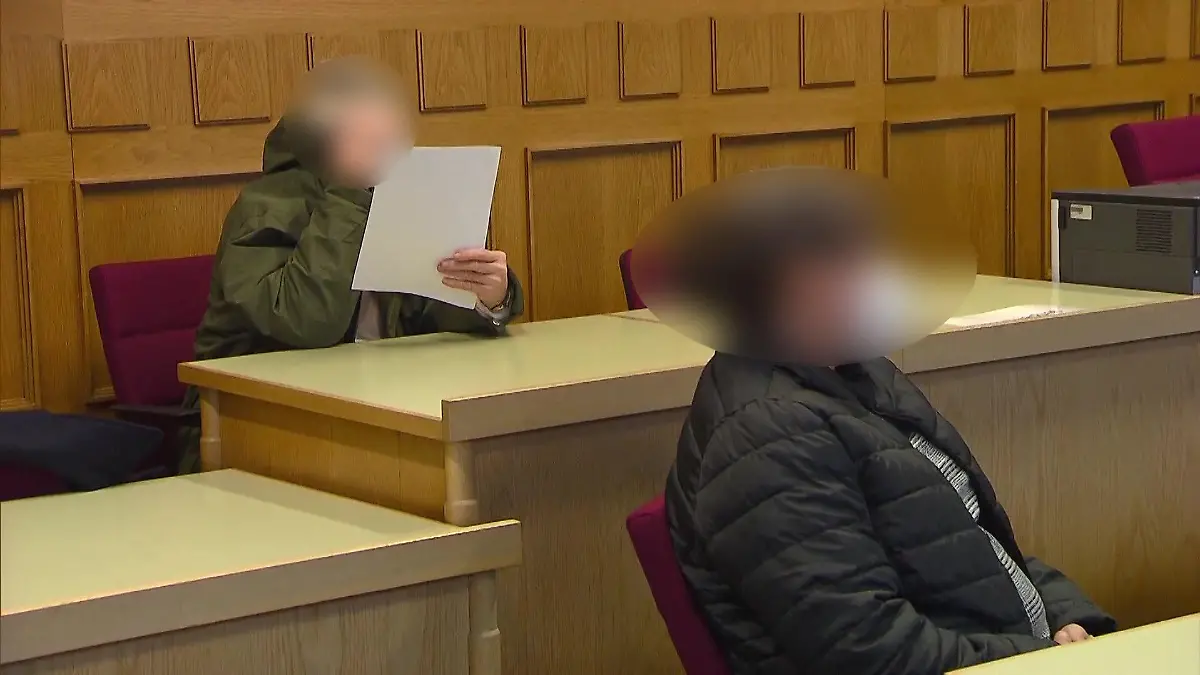 Zwei Frauen stehen müssen sich wegen Tierquälerei vor dem Amtsgericht Ahrensburg verantworten.