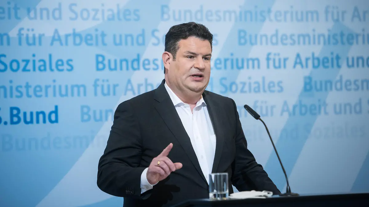 Bundesarbeitsminister Hubertus Heil SPD spricht am 13. April 2021 bei einer Pressekonferenz zu verbindlichen Testangeboten in Betrieben in Berlin. Durch die SARS-CoV-2-Arbeitsschutzverordnung sind Arbeitgeber verpflichtet, in ihren Betrieben allen Mitarbeitern, die nicht ausschließlich im Homeoffice arbeiten, regelmäßige Selbst- und Schnelltests anzubieten. Bundesarbeitsminister Heil zu Testpflicht in Betrieben *** Federal Minister of Labour Hubertus Heil SPD speaks on 13 April 2021 at a press conference on mandatory testing offers in companies in Berlin Due to the SARS CoV 2 Occupational Health and Safety Ordinance, employers are obliged to offer regular self and rapid tests in their companies to all employees who do not work exclusiv