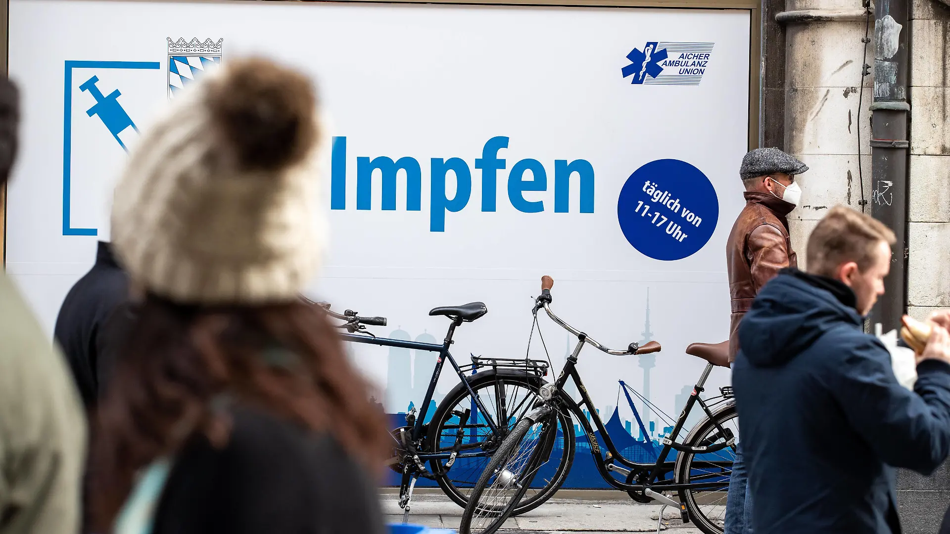 RKI meldet neuen Rekord an Ansteckungen: Impressionen aus München Lange Schlange für eine Impfung ohne Anmeldung im Rathaus. Innenstadt von München am 10.11. Am 10.11.2021 meldet das Robert Koch Institut RKI 39.676 neue Corona Infektionen in Deutschland. Das ist ein neuer Höchstwert. Die 7-Tage-Inzidenz steigt auf 232,1, auch ein neuer Höchstwert. Innerhalb von 24 Stunden starben weitere 236 Menschen an den Folgen der Infektion. - Long Queu for a vaccination in front of the townhall. Downtown of Munich, Germany. On November 10, 2021 the Robert Koch Institute RKI announced the new record of 39,676 new COvid infections in Germany. The seven day incidence rose to 231,1, a new record too. In the last 24 hours 236 people died of the afterma Copyright: xwww.AlexanderPohl.photographyxxx