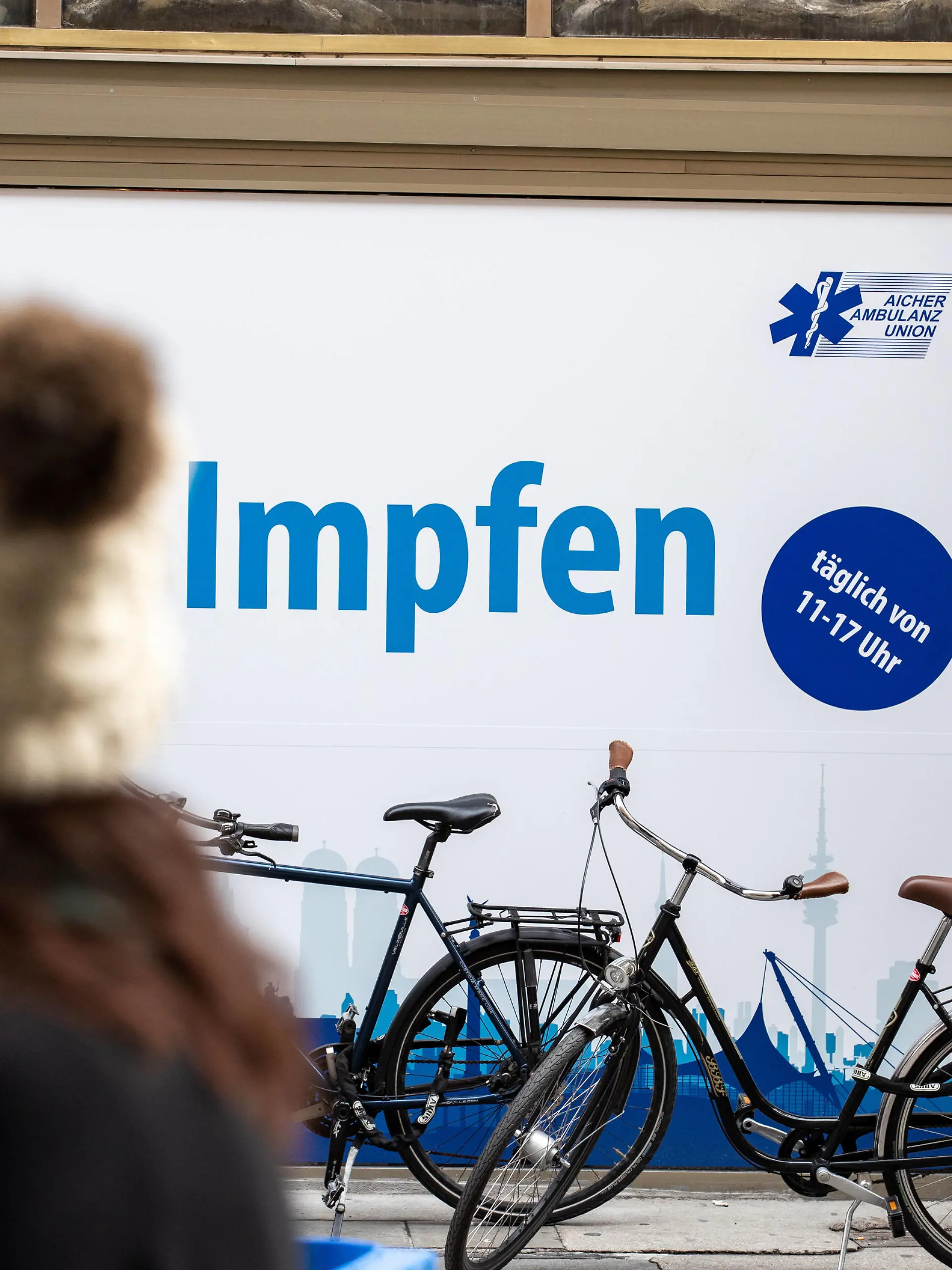  RKI meldet neuen Rekord an Ansteckungen: Impressionen aus München Lange Schlange für eine Impfung ohne Anmeldung im Rathaus. Innenstadt von München am 10.11. Am 10.11.2021 meldet das Robert Koch Institut RKI 39.676 neue Corona Infektionen in Deutschland. Das ist ein neuer Höchstwert. Die 7-Tage-Inzidenz steigt auf 232,1, auch ein neuer Höchstwert. Innerhalb von 24 Stunden starben weitere 236 Menschen an den Folgen der Infektion. - Long Queu for a vaccination in front of the townhall. Downtown of Munich, Germany. On November 10, 2021 the Robert Koch Institute RKI announced the new record of 39,676 new COvid infections in Germany. The seven day incidence rose to 231,1, a new record too. In the last 24 hours 236 people died of the afterma Copyright: xwww.AlexanderPohl.photographyxxx