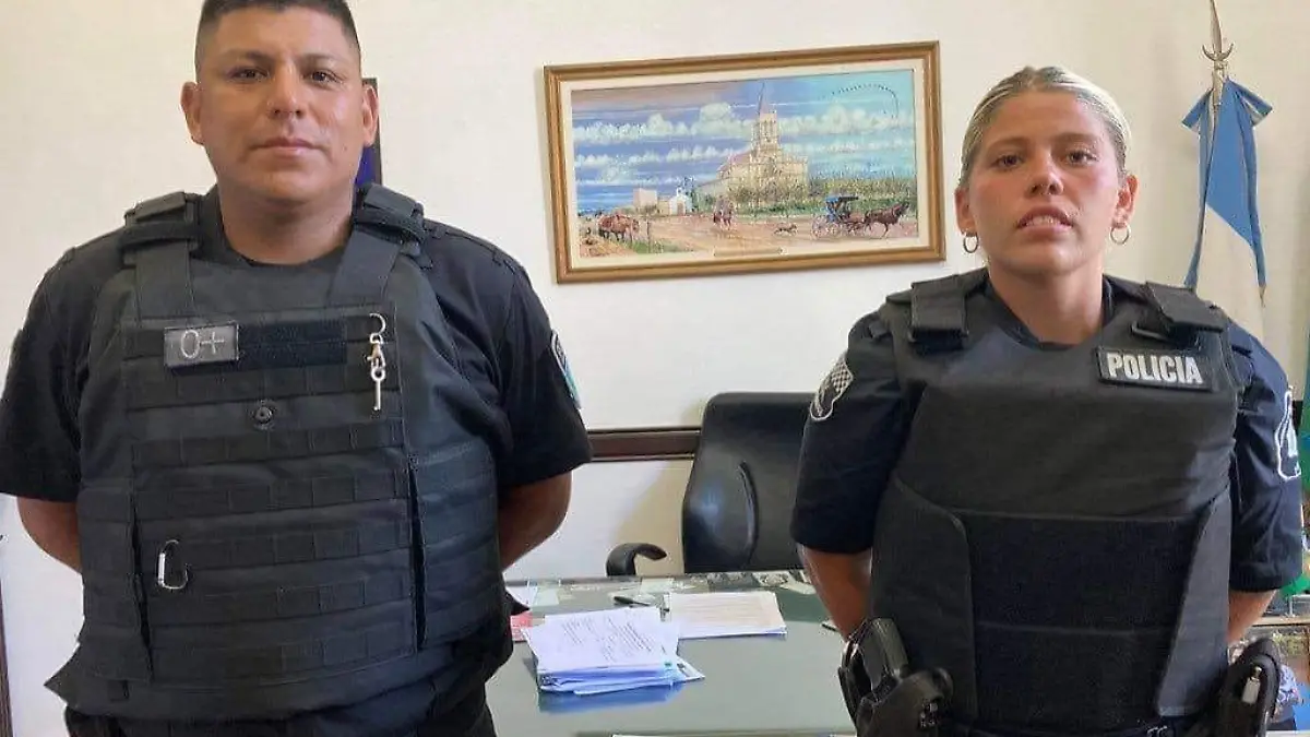 Bürgermeister Jaime Méndez empfing die Polizisten Laura Pagani und Diego Carrizo, die einem kleinen Mädchen das Leben gerettet haben.