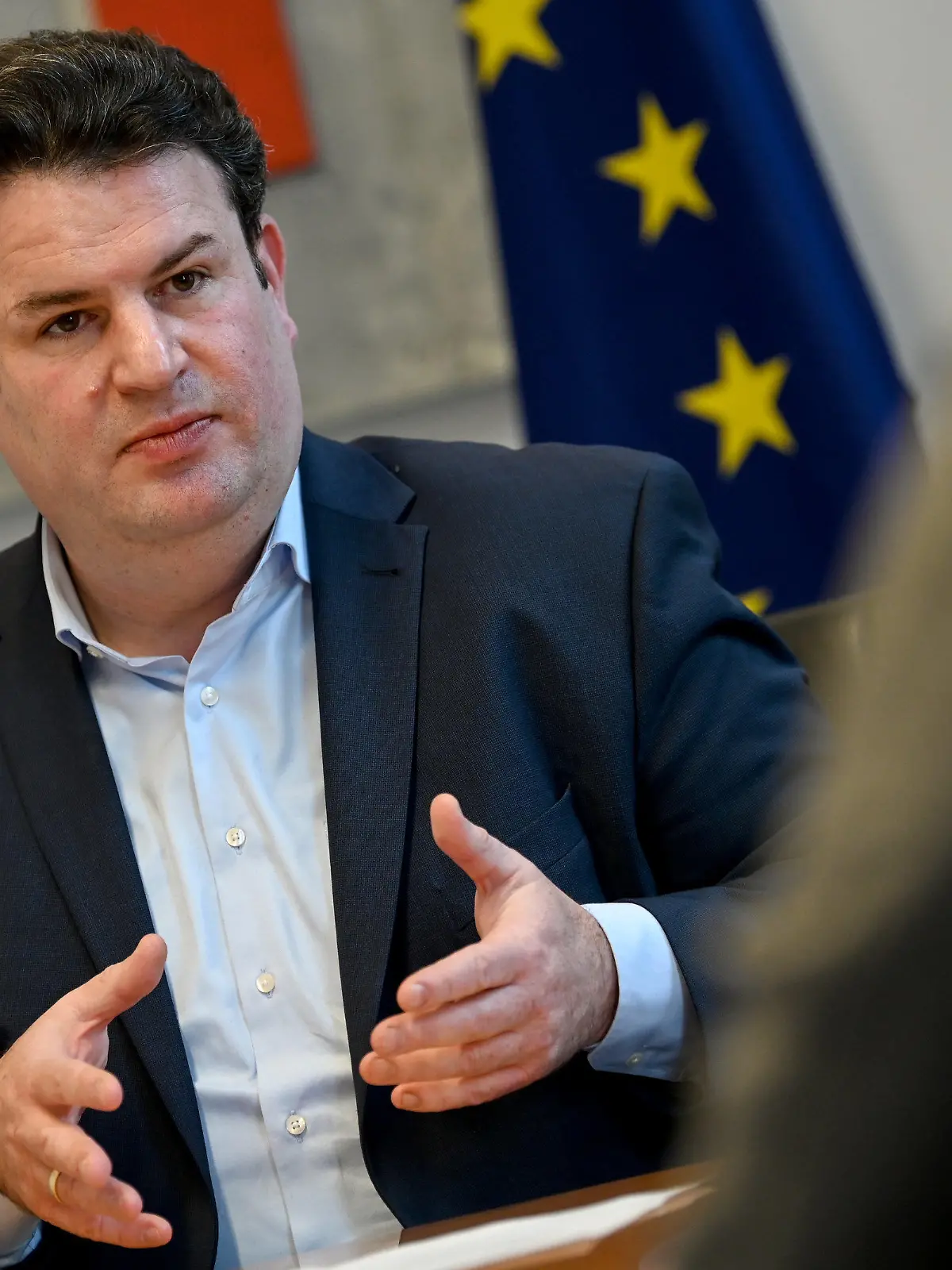 ARCHIV - 06.01.2022, Berlin: Hubertus Heil (SPD), Bundesminister für Arbeit und Soziales, spricht beim dpa-Interview im Bundesministerium für Arbeit und Soziales (BMAS). Heil will das Homeoffice dauerhaft im deutschen Arbeitsalltag etablieren. (zu dpa «Arbeitsminister Heil plant Rechtsanspruch auf Homeoffice») Foto: Britta Pedersen/dpa-Zentralbild/dpa +++ dpa-Bildfunk +++