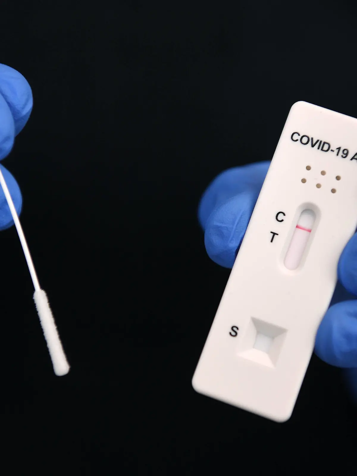  Tuebingen 03.12.2020 Symbolbild: Negativer SARS-CoV-2 Rapid Antigen Schnelltest und Tupfer *** Tuebingen 03 12 2020 Symbol image Negative SARS CoV 2 Rapid Antigen Rapid test and swab ULMER