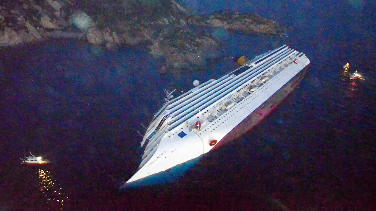 ARCHIV - 14.01.2012, Italien, Insel Giglio: Das gekenterte Kreuzfahrtschiff «Costa Concordia» liegt auf der Seite. Am 13. Januar 2012 hatte das Schiff einen Felsen vor der italienischen Insel Giglio gerammt. An Bord waren mehr als 4200 Passagiere und Besatzungsmitglieder. 32 Menschen starben - unter ihnen 12 Deutsche. (bestmögliche Qualität) Foto: Enzo Russo/ANSA/epa/dpa +++ dpa-Bildfunk +++