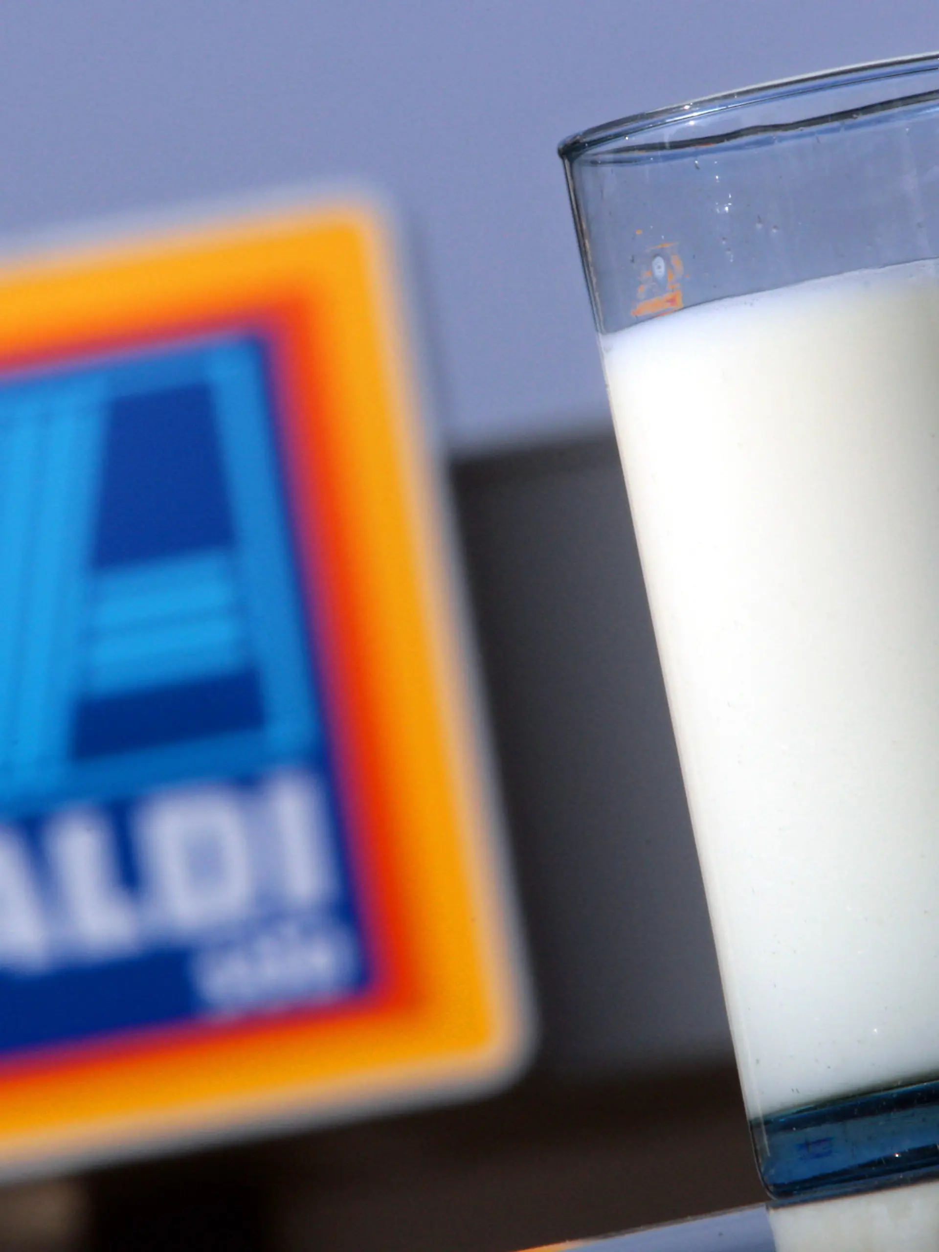 Aldi erhöht Milchpreise