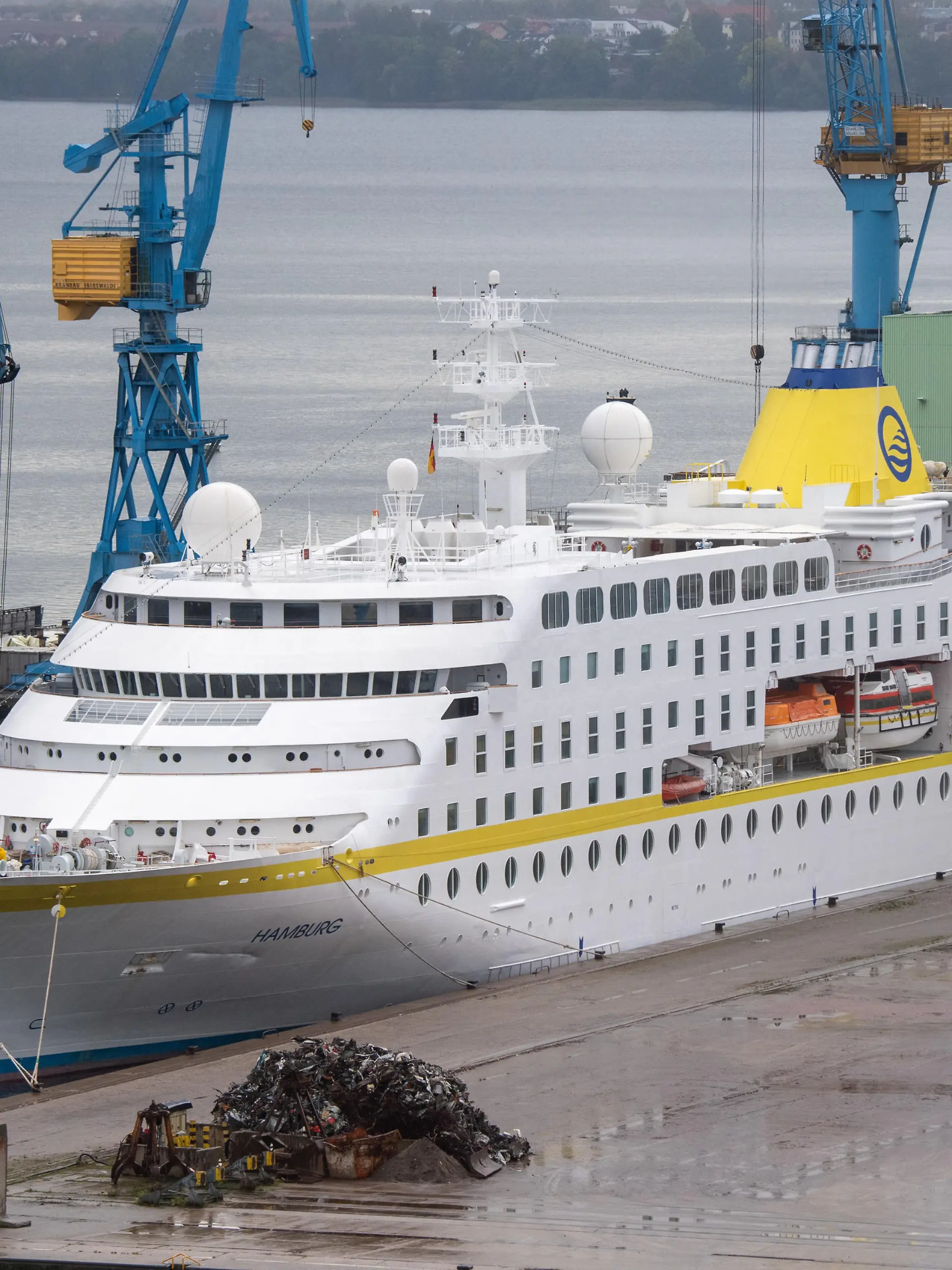 Das Kreuzfahrtschiff MS Hamburg liegt im Hafen von Stralsund. Während seiner kleinen Ostsee-Rundreise vom 14. bis 19. Oktober läuft das bekannte Expeditionskreuzfahrtschiff die Hansestadt an.