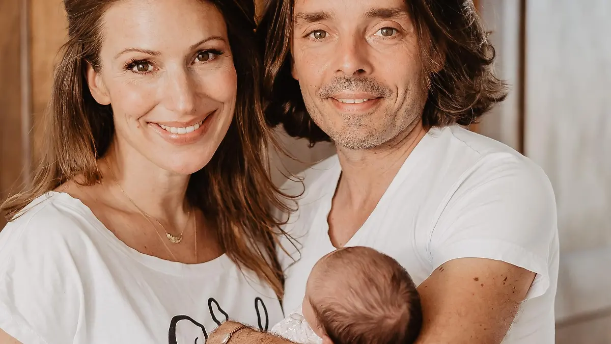 Mara Bergmann und ihr Freund Alexander Hoffmann zeigen ihr kleines Bündel Glück.