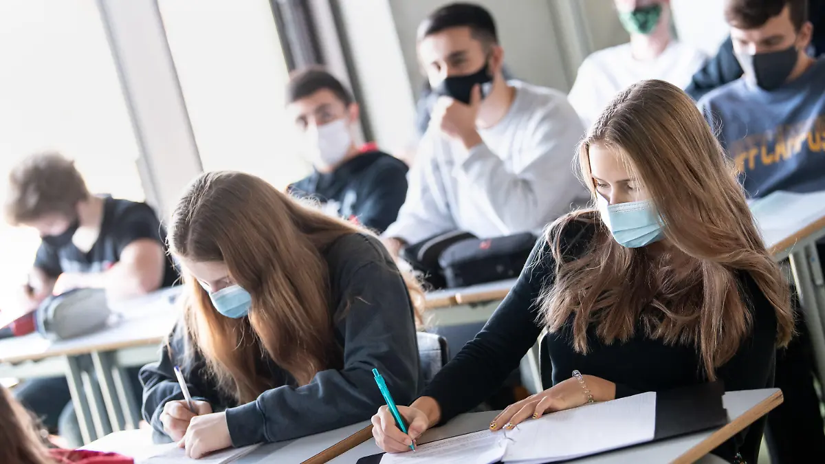 ARCHIV - 17.11.2020, Bayern, München: Schülerinnen und Schüler nehmen mit Mund- und Nasenschutz am Unterricht in einem Geographie-Seminar in der Jahrgangsstufe elf teil. Auch ab Herbst wird die Maske im Unterricht wieder notwendig sein.      (zu dpa «Und wieder Corona-Schule: Von Lüftern, Tests und Kindern aus der Spur») Foto: Matthias Balk/dpa +++ dpa-Bildfunk +++