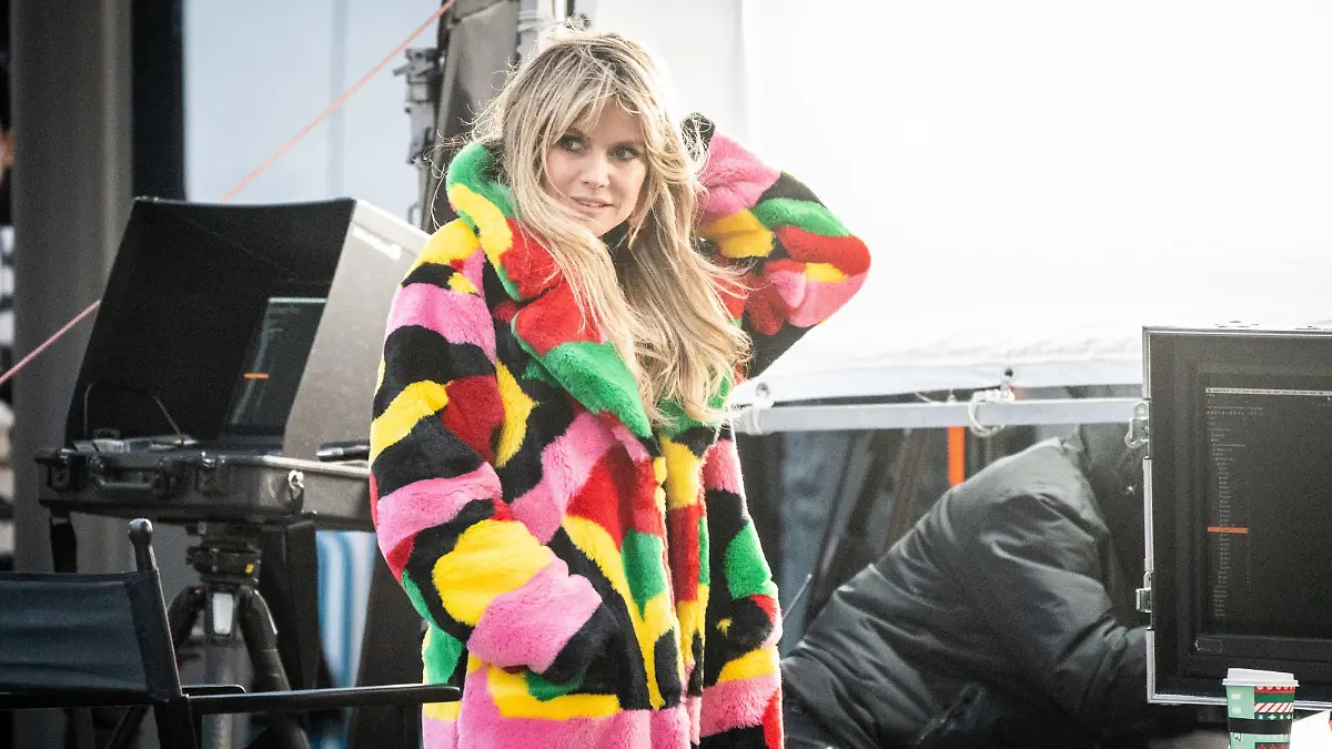 Das ehemalige Model und Moderatorin Heidi Klum steht bei den Dreharbeiten für eine neue Staffel "Germany's next Topmodel" am Set am Hotel Adlon.