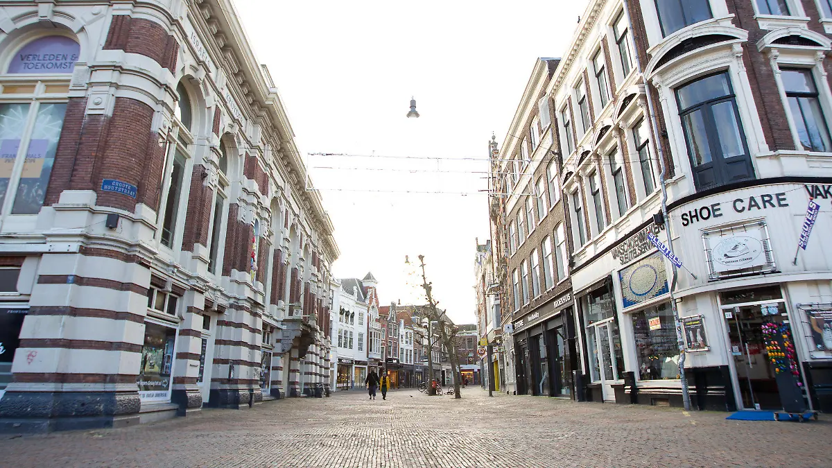 20.12.2021, Niederlande, Haarlem: Das Bild vom 20. Dezember 2021 zeigt eine leere Einkaufsstraße in Haarlem, Niederlande. Die neue Ausgangssperre in den Niederlanden gilt seit dem 19. Dezember 2021 und wird bis zum 14. Januar 2022 in Kraft bleiben. Foto: Sylvia Lederer/XinHua/dpa +++ dpa-Bildfunk +++