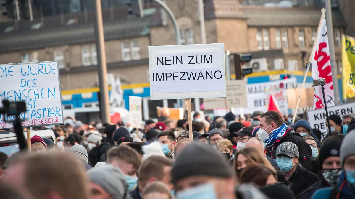 08.01.2022, Hamburg: Teilnehmer einer Demonstration gegen Corona-Einschränkungen sind in der Innenstadt unterwegs. Mehrere Tausend Impfgegner und Corona-Zweifler haben am Samstag in Hamburg gegen die Corona-Politik protestiert. Foto: Daniel Bockwoldt/dpa +++ dpa-Bildfunk +++