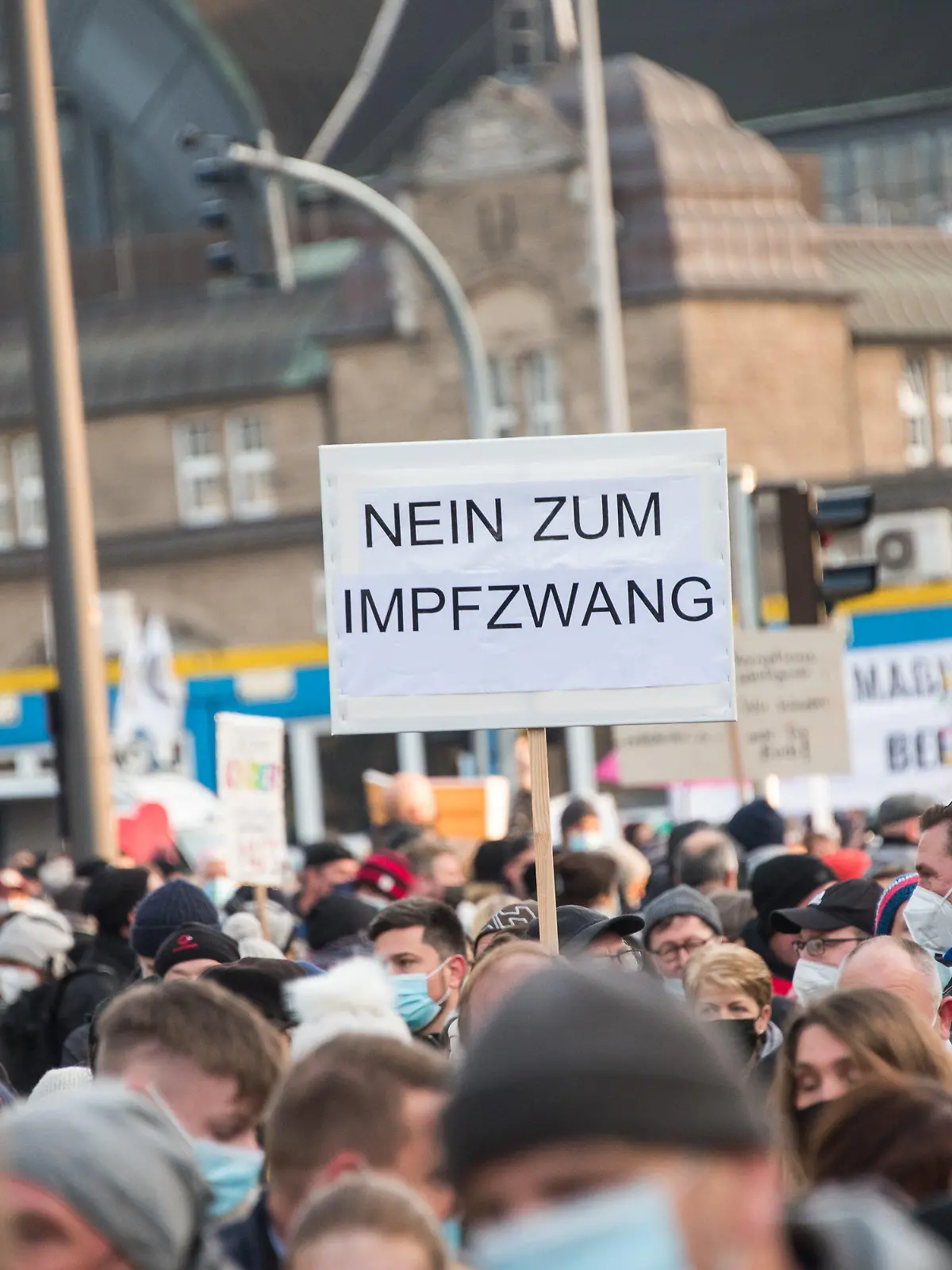 08.01.2022, Hamburg: Teilnehmer einer Demonstration gegen Corona-Einschränkungen sind in der Innenstadt unterwegs. Mehrere Tausend Impfgegner und Corona-Zweifler haben am Samstag in Hamburg gegen die Corona-Politik protestiert. Foto: Daniel Bockwoldt/dpa +++ dpa-Bildfunk +++