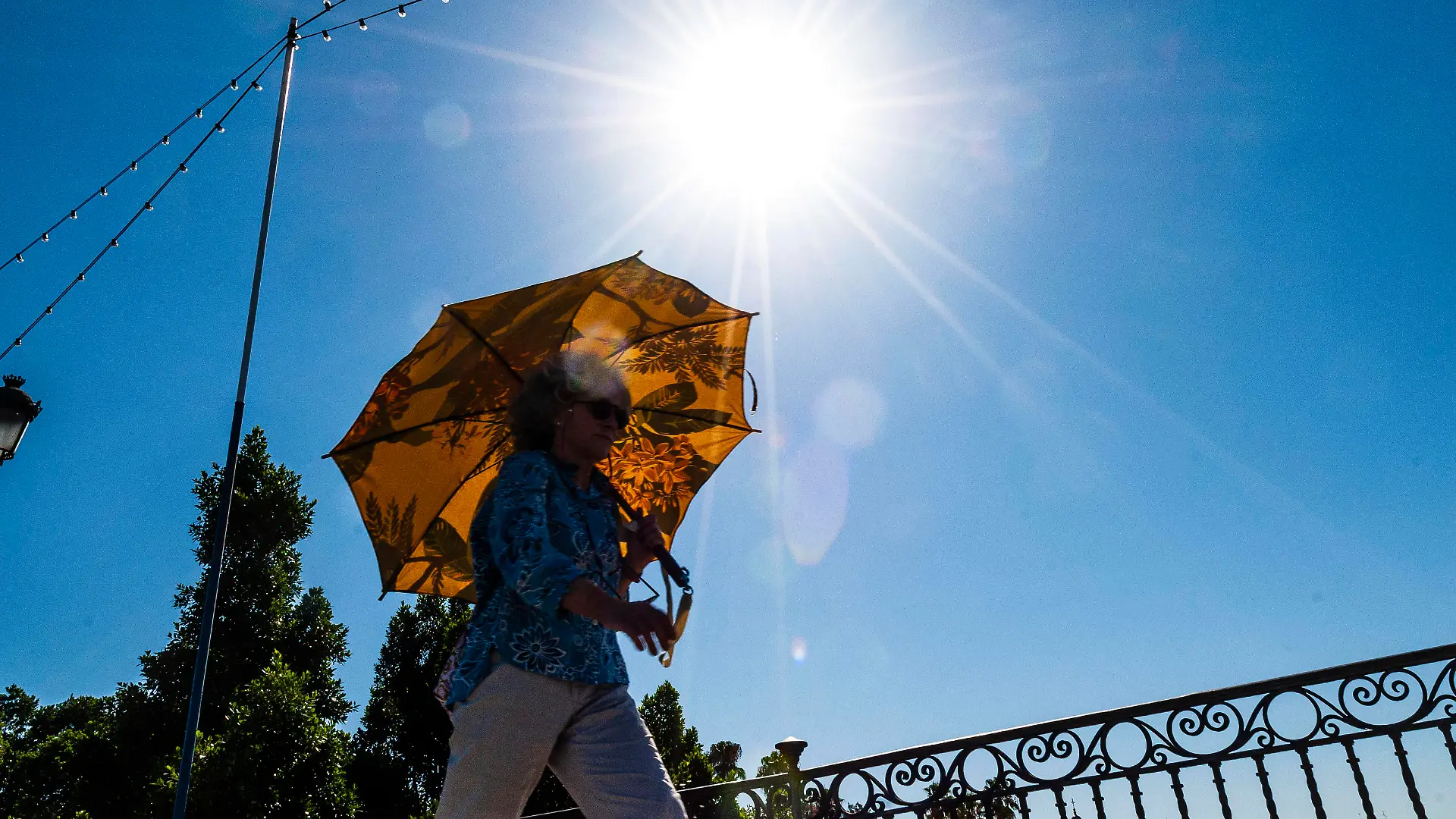 News Bilder des Tages July 20, 2022, Seville, Andalusia, Spain: The heat wave which has affected Spain since last week has ended, at least in theory, according to the Spanish metereological agency, AEMET. The extreme heat episode officially ended this Tuesday but a new one will begin betwen Wednesday and Thursday. According to AEMET, this heat wave is in the top 3 in terms lenght and could be the most instense since records. A woman walks against the sun protected with her umbrella in Seville. Seville Spain - ZUMAg252 20220720_zip_g252_008 Copyright: xAngelxGarciax