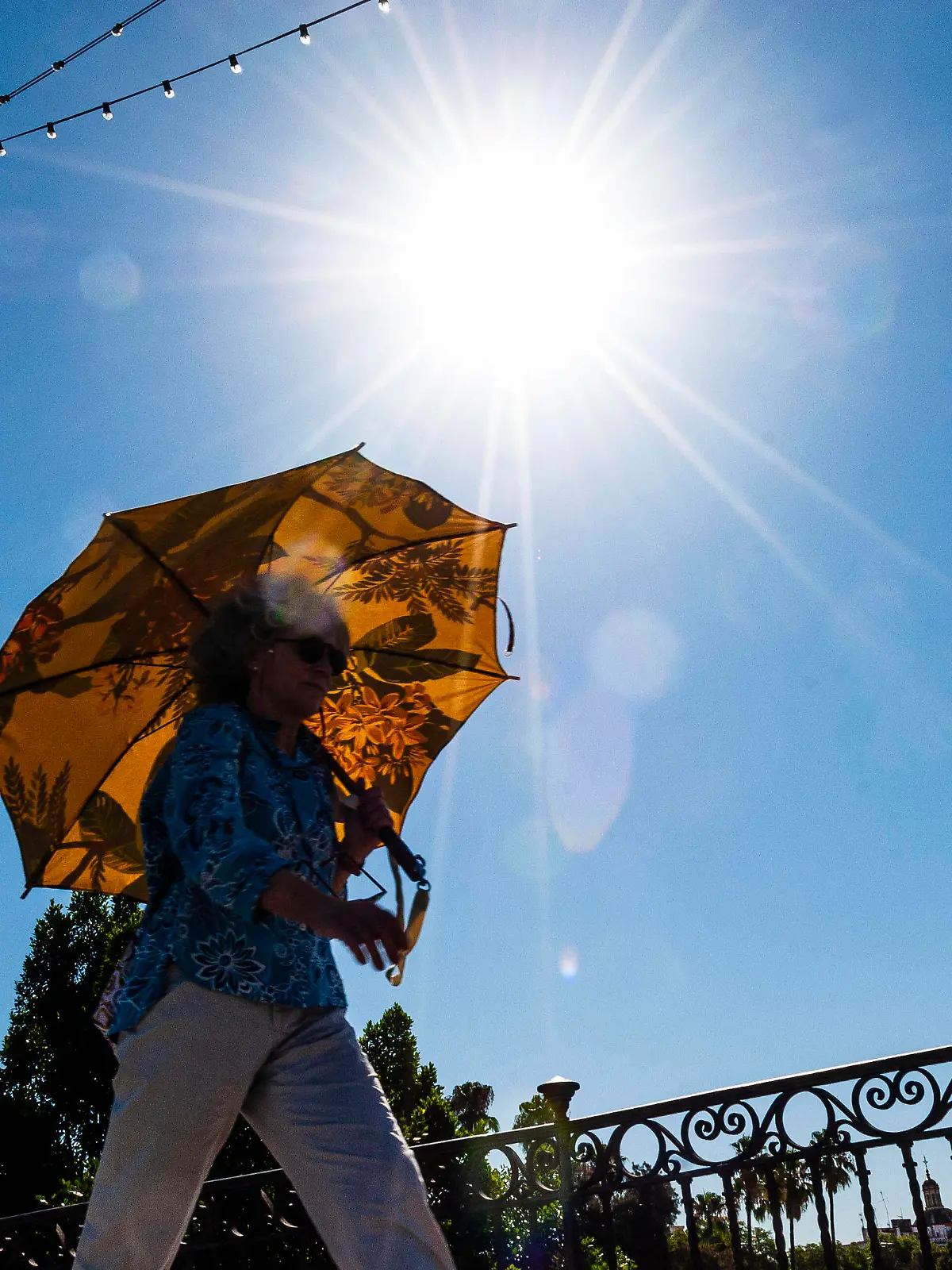News Bilder des Tages July 20, 2022, Seville, Andalusia, Spain: The heat wave which has affected Spain since last week has ended, at least in theory, according to the Spanish metereological agency, AEMET. The extreme heat episode officially ended this Tuesday but a new one will begin betwen Wednesday and Thursday. According to AEMET, this heat wave is in the top 3 in terms lenght and could be the most instense since records. A woman walks against the sun protected with her umbrella in Seville. Seville Spain - ZUMAg252 20220720_zip_g252_008 Copyright: xAngelxGarciax