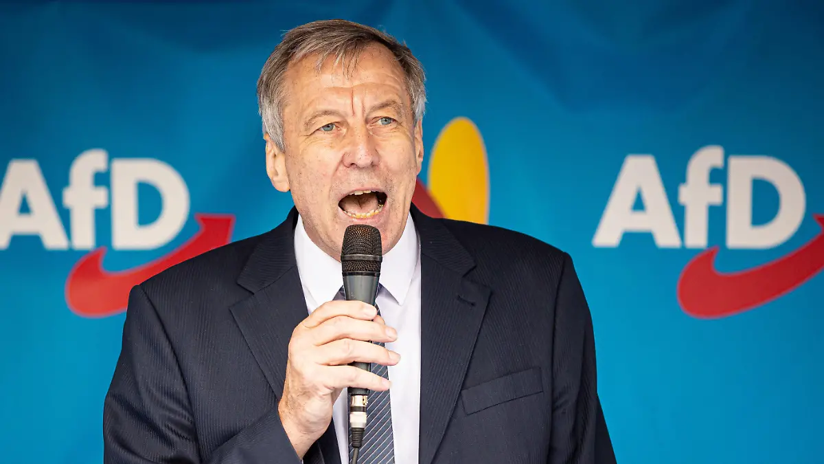 ARCHIV - 23.09.2021, Niedersachsen, Hannover: Joachim Wundrak (AfD) spricht während einer Wahlkampfveranstaltung der AfD Niedersachsen. Die AfD-Fraktion will den pensionierten Bundeswehr-General Joachim Wundrak in das Bundestagsgremium entsenden, das die Geheimdienste kontrolliert. (zu dpa: AfD schickt pensionierten General in Geheimdienst-Kontrollgremium) Foto: Moritz Frankenberg/dpa +++ dpa-Bildfunk +++