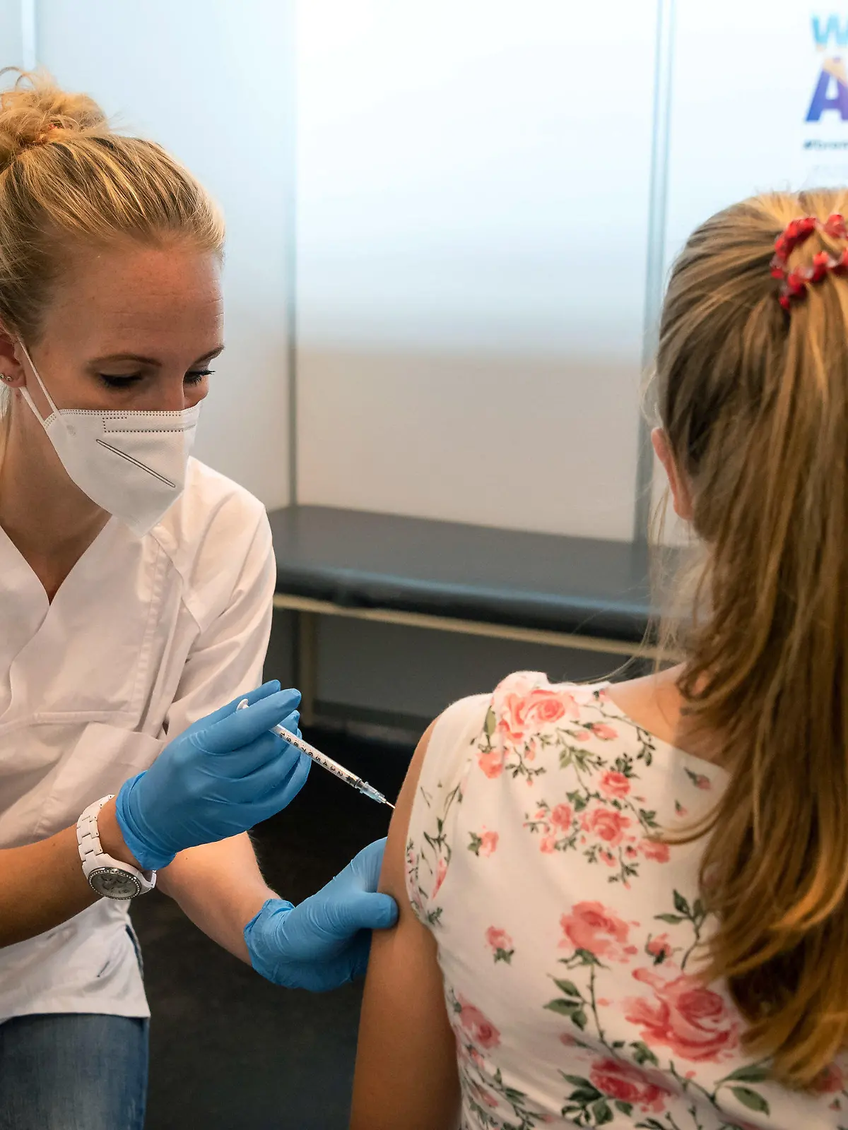 06.08.2021, Bremen: Die 15-jährige Clara wird im Impfzentrum geimpft. In Bremen können sich Kinder über 12 Jahre gegen Corona impfen lassen. Foto: Sina Schuldt/dpa +++ dpa-Bildfunk +++