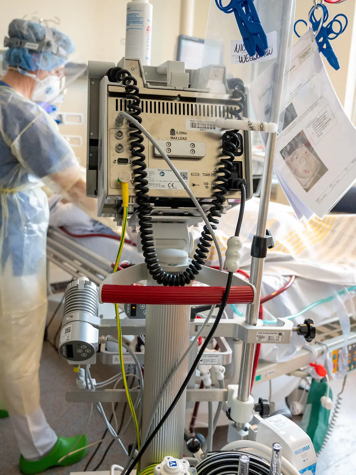 09.04.2021, Berlin: In einem Zimmer der Intensivstation wird ein Patient mit einem schweren Covid-19 Krankheitsverlauf behandelt. Foto: Christophe Gateau/dpa +++ dpa-Bildfunk +++