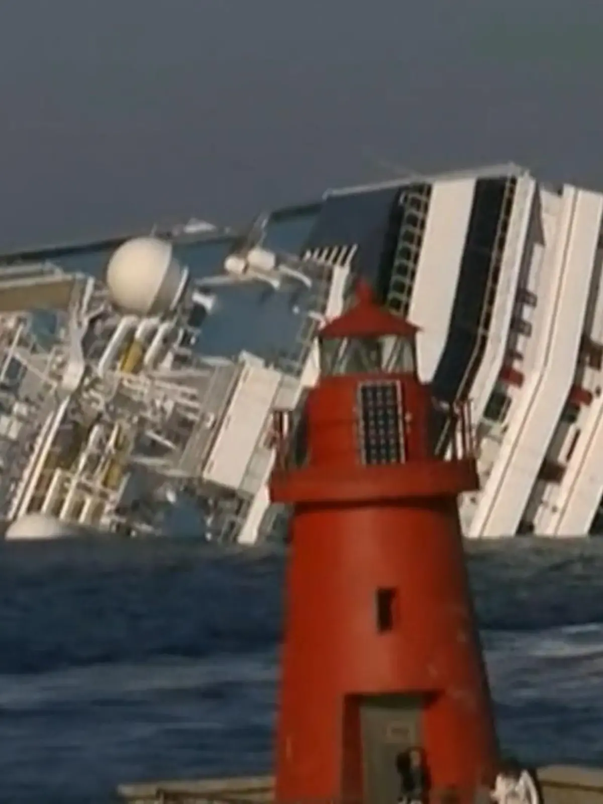 Es war eine der schlimmsten Katastrophen in der Geschichte der Kreuzfahrt: 32 Menschen starben, als die fast 300 Meter lange "Costa Concordia" am Abend des 13. Januar 2012 einen Felsen streifte und zum Teil sank. Zum zehnten Jahrestag des Schiffsunglücks wird am Donnerstag auf der italienischen Mittelmeerinsel Giglio der Opfer gedacht.