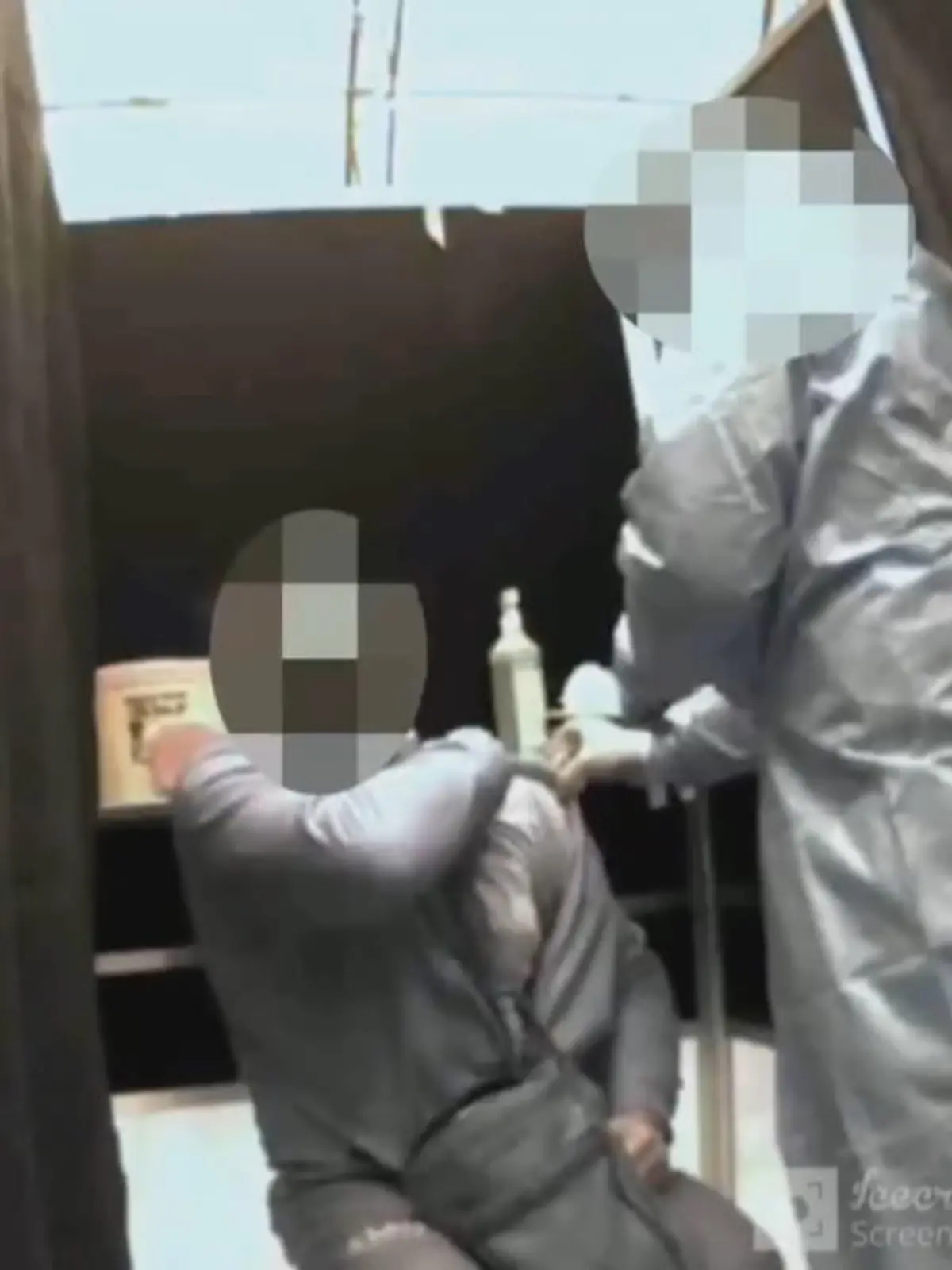 In Italien hat ein Krankenpfleger gefälschte Impfdokumente ausgestellt – gegen Bezahlung. Den Impfstoff spritzte er dreist in den Mülleimer, klebte sogar noch ein Pflaster auf den Oberarm der Patientin. Mindestens 45 Personen haben auf diese Weise gefälschte Impfpässe bekommen. Mehr dazu im Video.