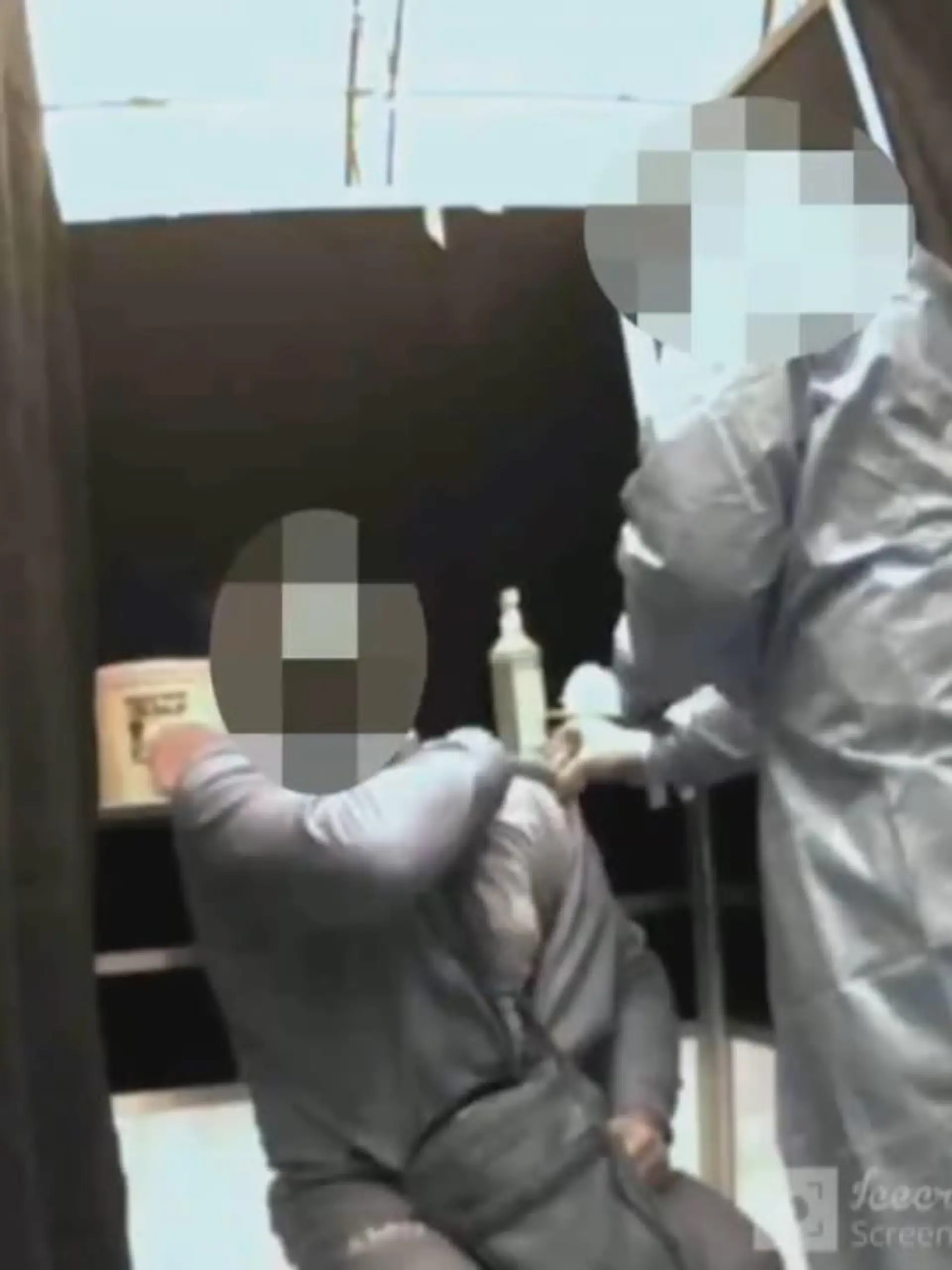 In Italien hat ein Krankenpfleger gefälschte Impfdokumente ausgestellt – gegen Bezahlung. Den Impfstoff spritzte er dreist in den Mülleimer, klebte sogar noch ein Pflaster auf den Oberarm der Patientin. Mindestens 45 Personen haben auf diese Weise gefälschte Impfpässe bekommen. Mehr dazu im Video.