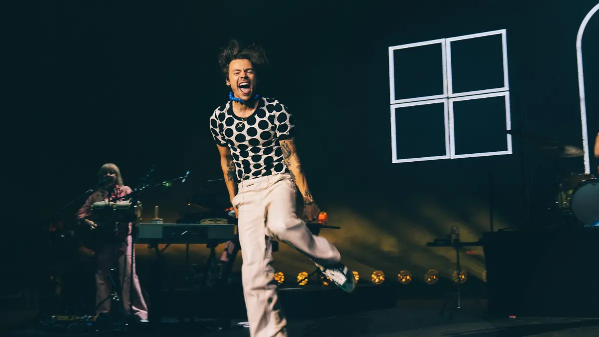 HANDOUT - 25.05.2022, Großbritannien, London: Ein Handout-Foto vom 24.05.22 zeigt Sänger Harry Styles, der in der Brixton Academy im Süden Londons einen "One Night Only"-Auftritt absolviert, um sein neues Album vorzustellen. (Zu dpa "Harry Styles unterbricht Londoner Konzert - um einem Fan zu helfen") Foto: Lloyd Wakefield/Dawbell/PA Media/dpa - ACHTUNG: Nur zur redaktionellen Verwendung im Zusammenhang mit der aktuellen Berichterstattung und nur mit vollständiger Nennung des vorstehenden Credits +++ dpa-Bildfunk +++