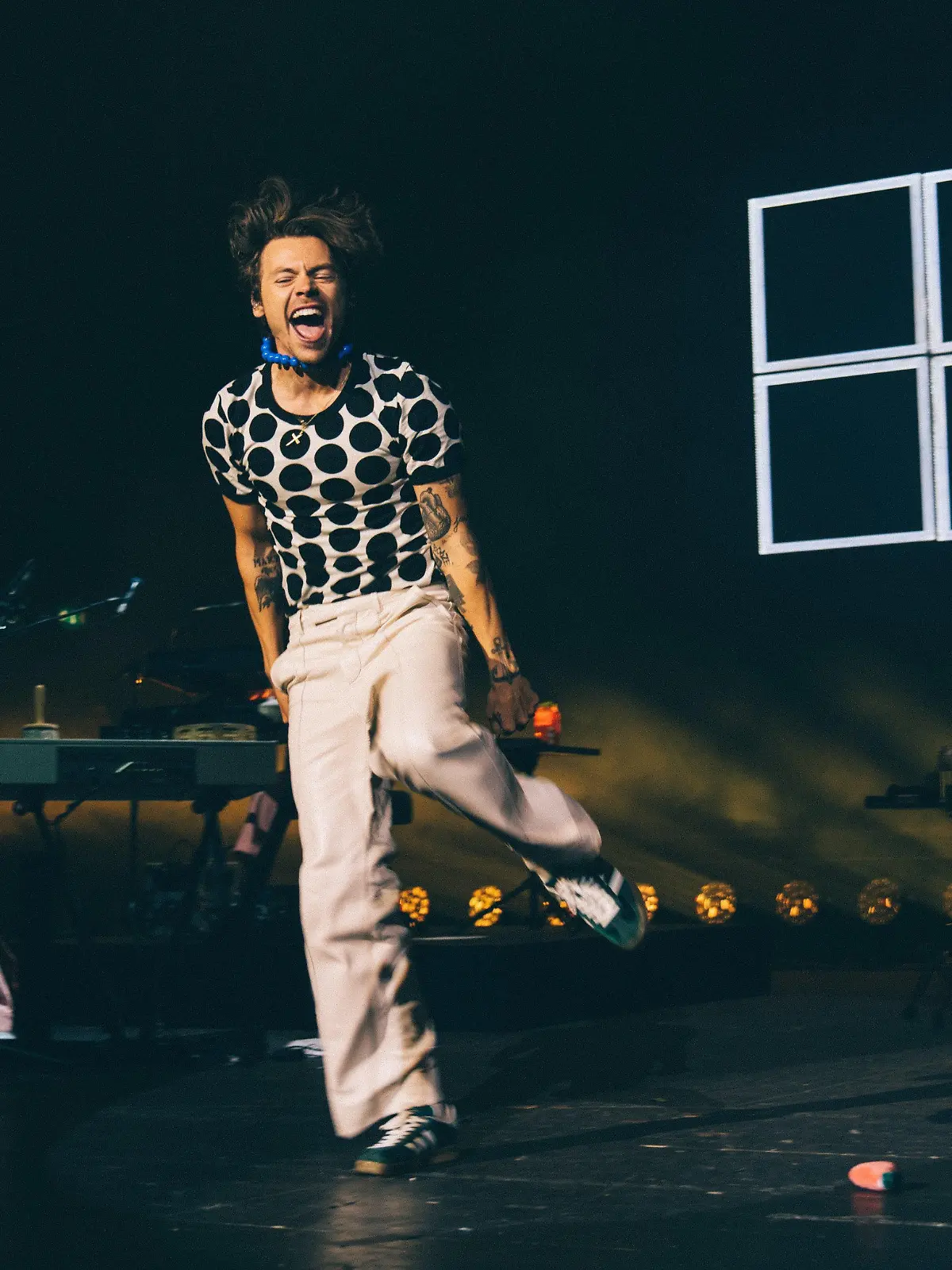 HANDOUT - 25.05.2022, Großbritannien, London: Ein Handout-Foto vom 24.05.22 zeigt Sänger Harry Styles, der in der Brixton Academy im Süden Londons einen "One Night Only"-Auftritt absolviert, um sein neues Album vorzustellen. (Zu dpa "Harry Styles unterbricht Londoner Konzert - um einem Fan zu helfen") Foto: Lloyd Wakefield/Dawbell/PA Media/dpa - ACHTUNG: Nur zur redaktionellen Verwendung im Zusammenhang mit der aktuellen Berichterstattung und nur mit vollständiger Nennung des vorstehenden Credits +++ dpa-Bildfunk +++