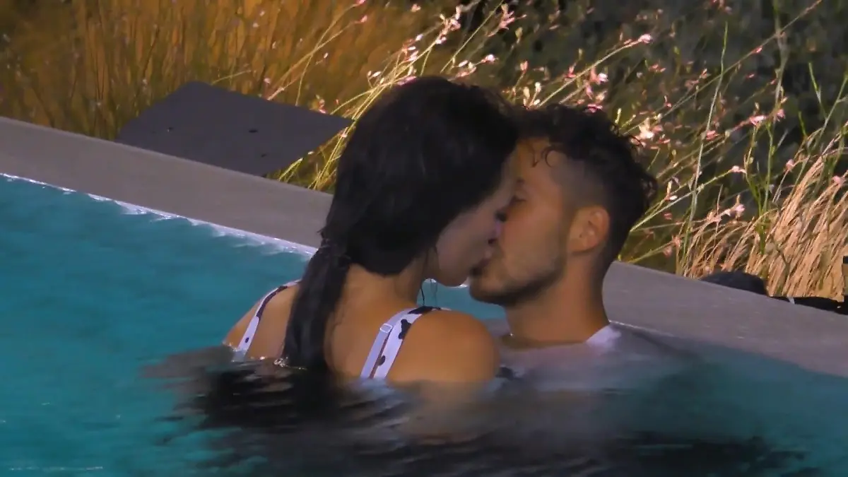 Paulina Ljubas knutscht bei "Temptation Island V.I.P." fremd Heiße Küsse im Pool
