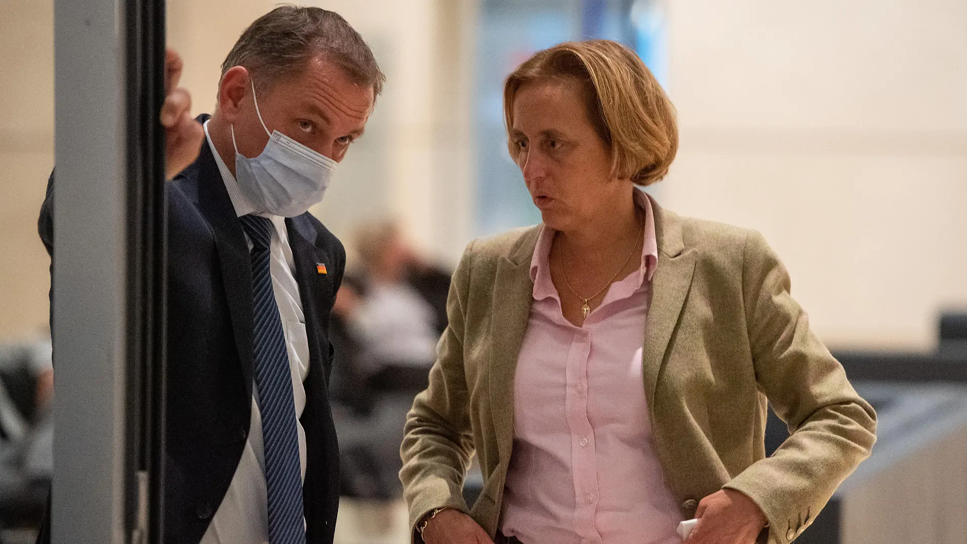 Tino Chrupalla (l), AfD-Bundesvorsitzender, und Beatrix von Storch, stellvertretende Bundessprecherin der AfD, unterhalten sich in einer Pause während der konstituierenden Sitzung der künftigen Bundestagsfraktion der AfD.