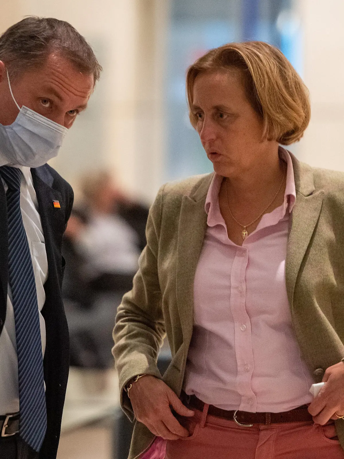 Tino Chrupalla (l), AfD-Bundesvorsitzender, und Beatrix von Storch, stellvertretende Bundessprecherin der AfD, unterhalten sich in einer Pause während der konstituierenden Sitzung der künftigen Bundestagsfraktion der AfD.