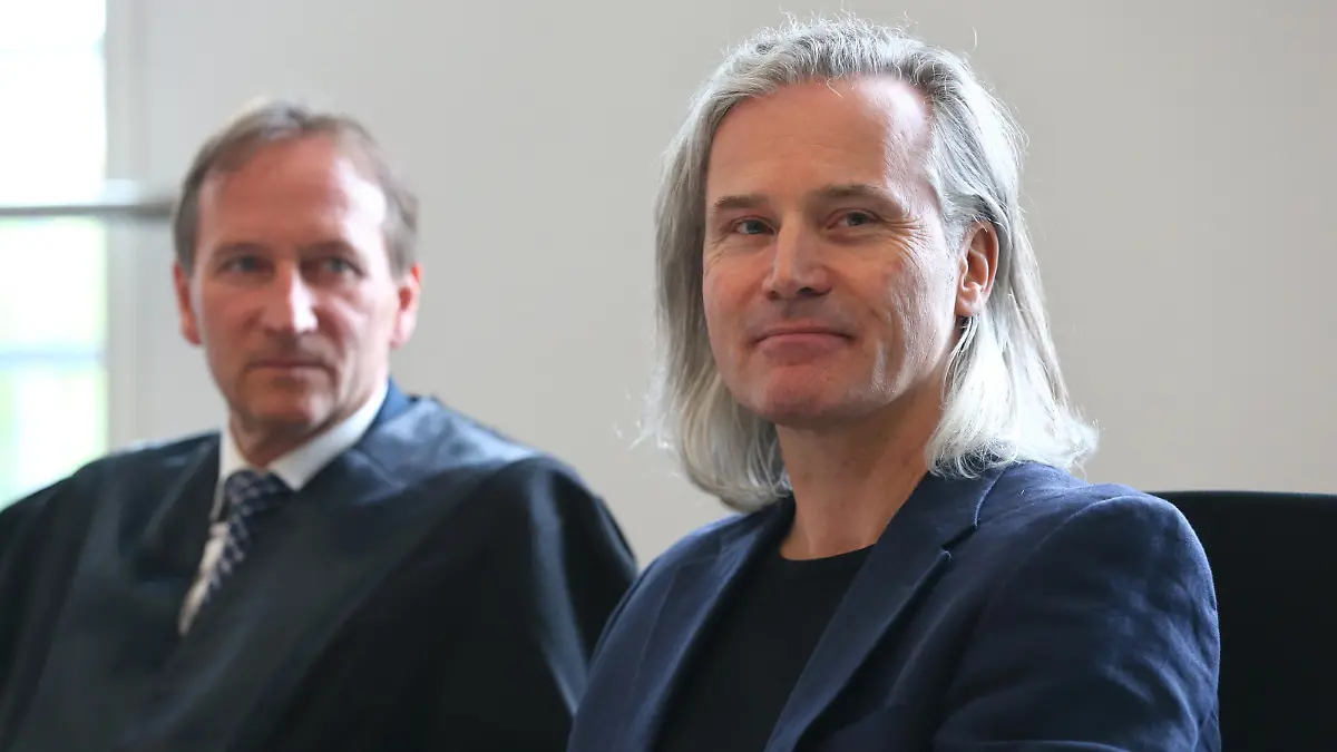 Michael Herrmann (r), Bruder des Entführungsopfers Ursula Herrmann, sitzt am 16.06.2016 im Landgericht Augsburg (Bayern) neben seinem Anwalt Joachim Feller (l). Michael Herrmann klagt gegen den Täter auf 20 000 Euro Schmerzensgeld. Im Herbst 1981 schockte das brutale Verbrechen an Ursula Herrmann die Menschen in Deutschland. Die Zehnjährige wurde entführt und in eine vergrabene Holzkiste gesperrt, in der das Mädchen erstickte. Foto: Karl-Josef Hildenbrand /dpa ++