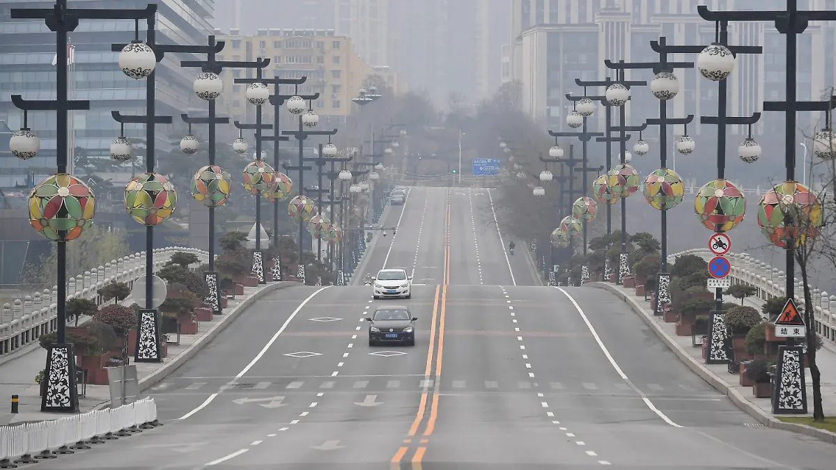 ARCHIV - 23.12.2021, China, Xi'an: Auf diesem von der chinesischen Nachrichtenagentur Xinhua veröffentlichten Foto fahren Autos auf einer fast leeren Straße in Xi'an in der nordwestchinesischen Provinz Shaanxi. In Kürze beginnen in China die Olympischen Spiele. Tausende Menschen kommen dann in das bislang weitgehend abgeschottete Land. Gleichzeitig droht besondere Gefahr durch Omikron. Geht die rigide Corona-Strategie Chinas auch künftig noch auf? (zu dpa «Omikron und China: Was bedeutet die Variante für das Reich der Mitte?») Foto: Shao Rui/Xinhua/AP/dpa +++ dpa-Bildfunk +++