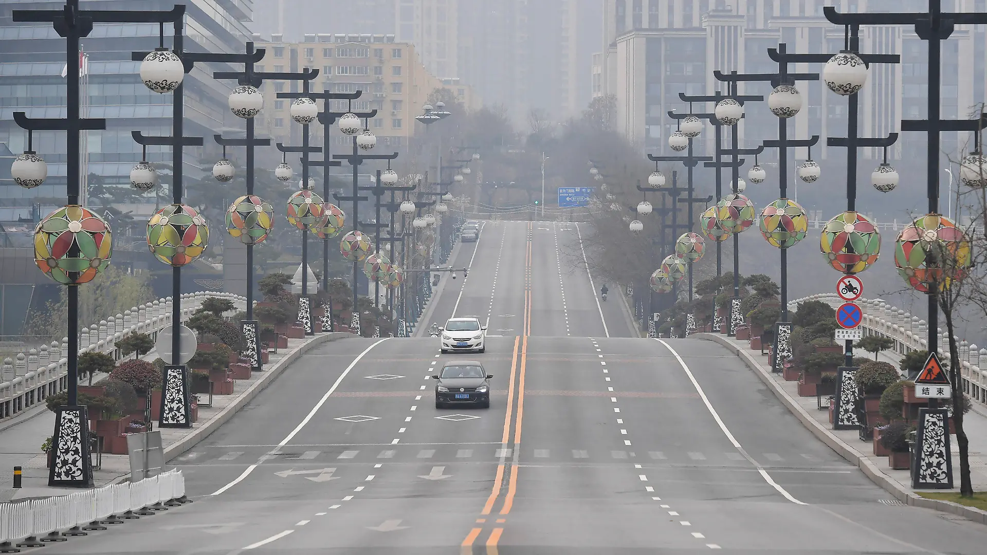 ARCHIV - 23.12.2021, China, Xi'an: Auf diesem von der chinesischen Nachrichtenagentur Xinhua veröffentlichten Foto fahren Autos auf einer fast leeren Straße in Xi'an in der nordwestchinesischen Provinz Shaanxi. In Kürze beginnen in China die Olympischen Spiele. Tausende Menschen kommen dann in das bislang weitgehend abgeschottete Land. Gleichzeitig droht besondere Gefahr durch Omikron. Geht die rigide Corona-Strategie Chinas auch künftig noch auf? (zu dpa «Omikron und China: Was bedeutet die Variante für das Reich der Mitte?») Foto: Shao Rui/Xinhua/AP/dpa +++ dpa-Bildfunk +++