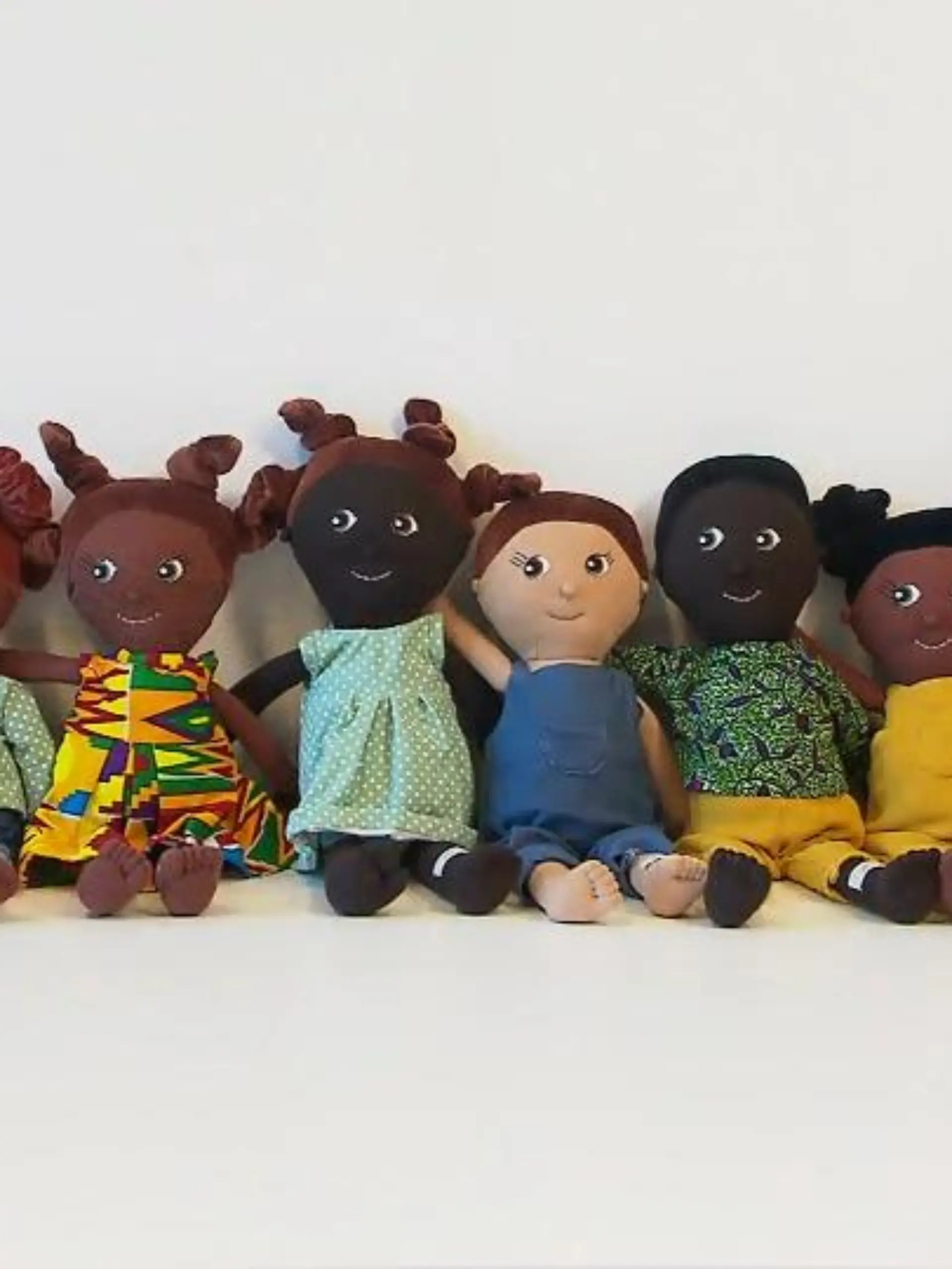 Wenn wir uns in Kinderzimmern, in Spielzeugläden oder in der Werbung so umschauen, findet man hauptsächlich Puppen mit weißer Hautfarbe! Nicht gerade vielfältig, sondern sehr einseitig. Das ändert jetzt ein Hamburger mit dunkelhäutigen Puppen!