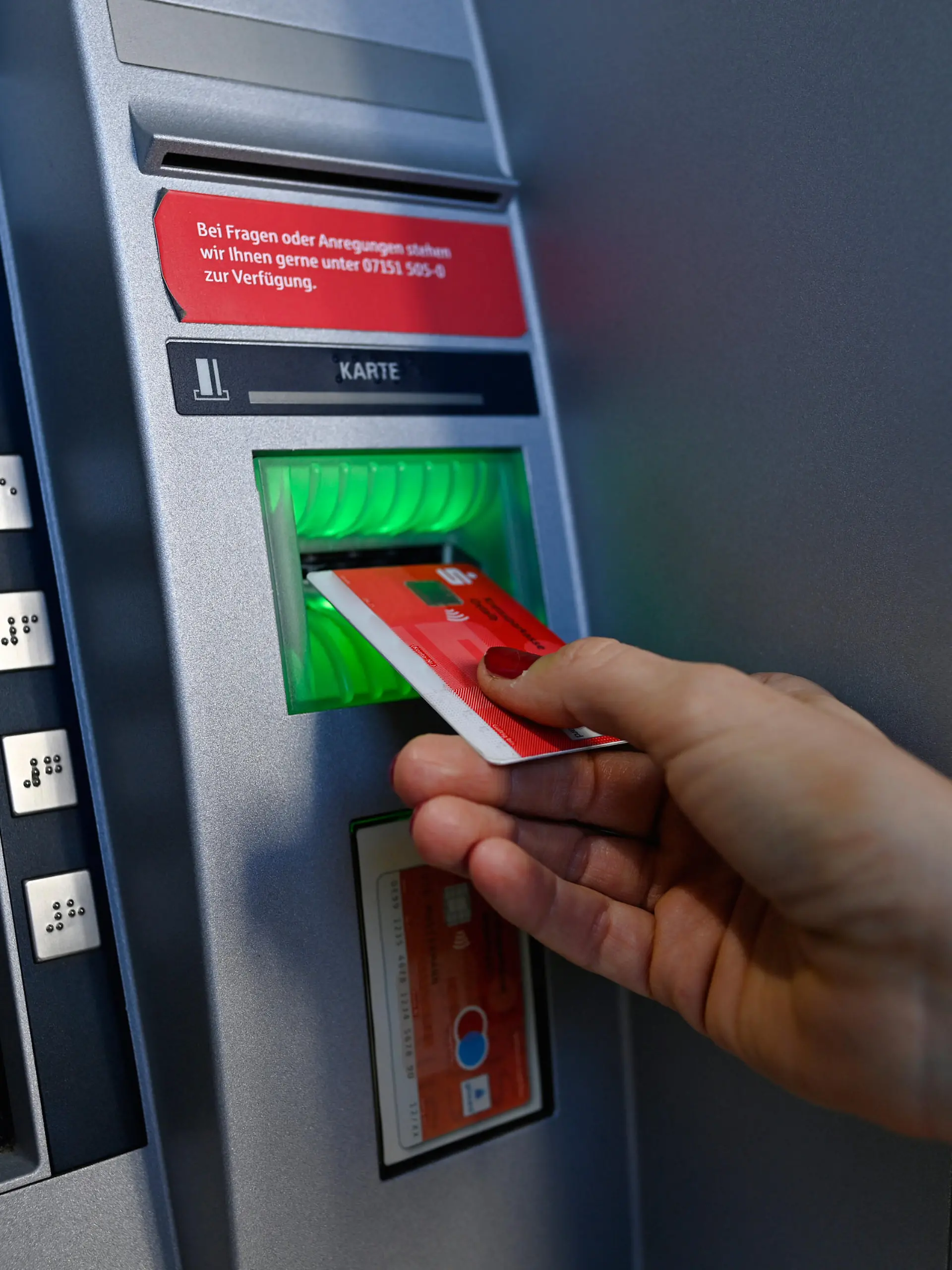 Frau führt ec-Karte am Geldautomat einer Sparkasse ein, Waiblingen, Baden-Württemberg, Deutschland